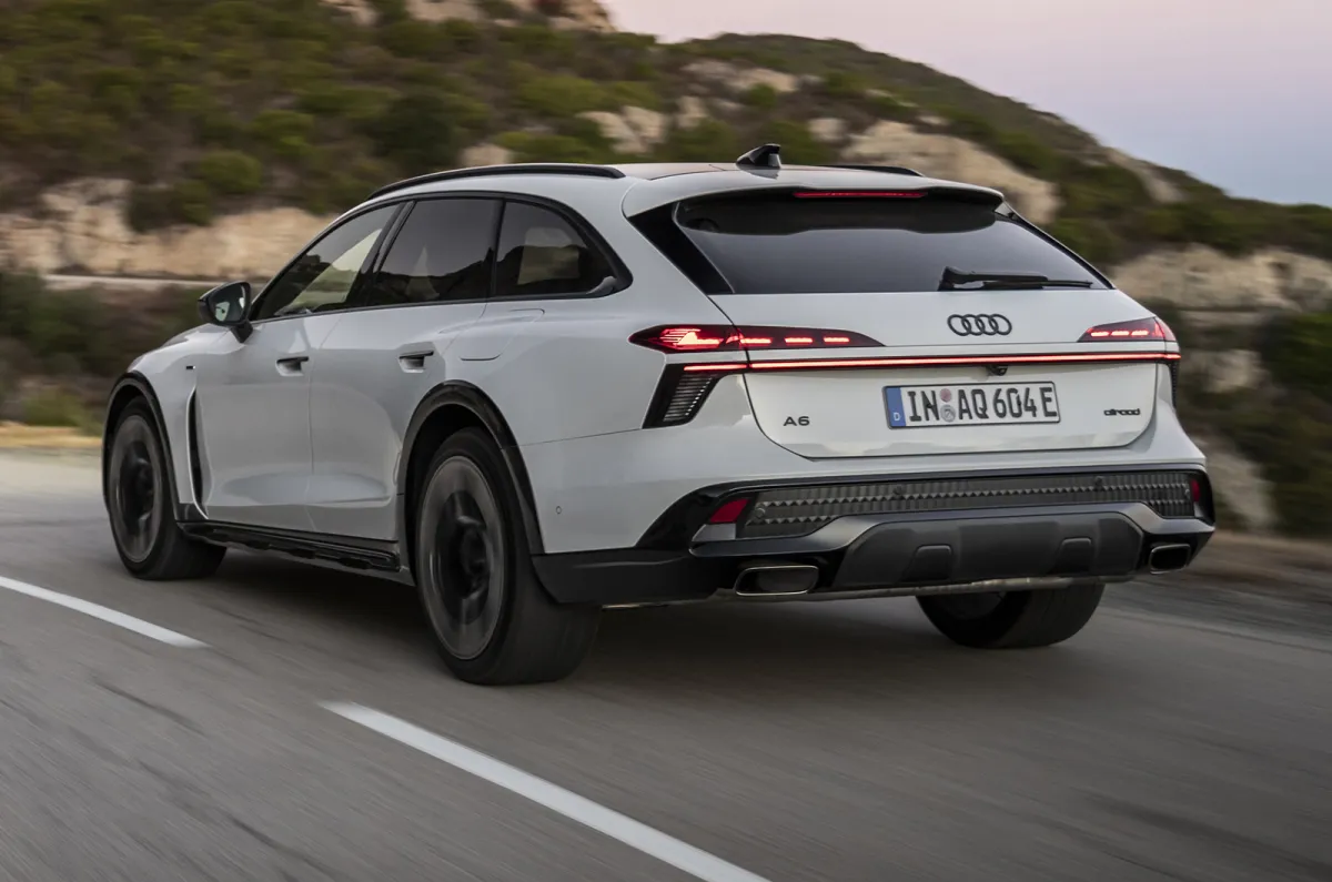 Audi A6 allroad arkadan üç çeyrek görünüm