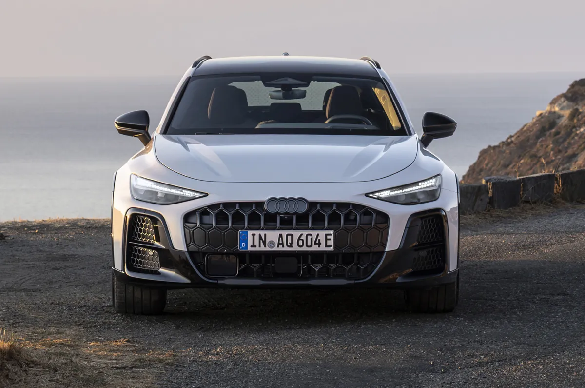 Audi A6 allroad ön görünüm ve arazi manzarası