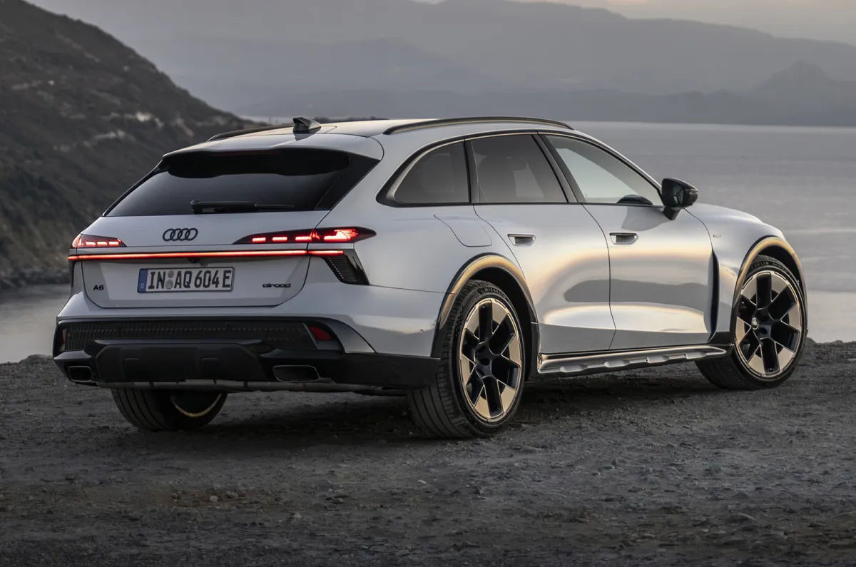 Audi A6 allroad arka üç çeyrek manzara görünümü