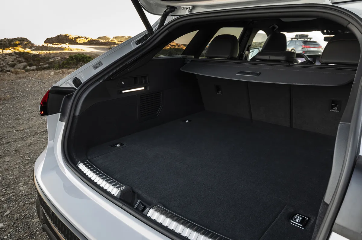 Audi A6 allroad geniş bagaj bölümü
