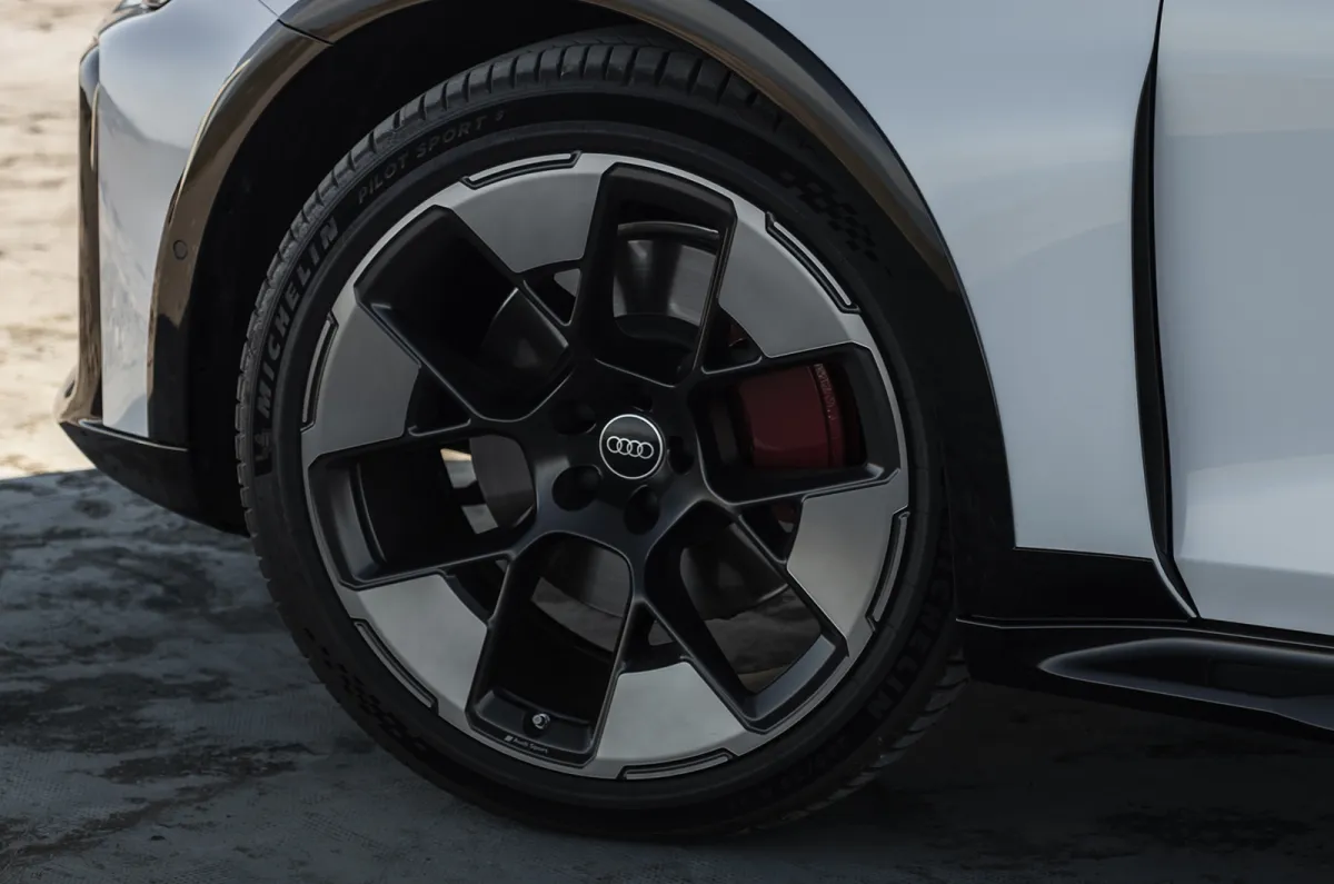 Audi A6 allroad jant ve lastik detayı
