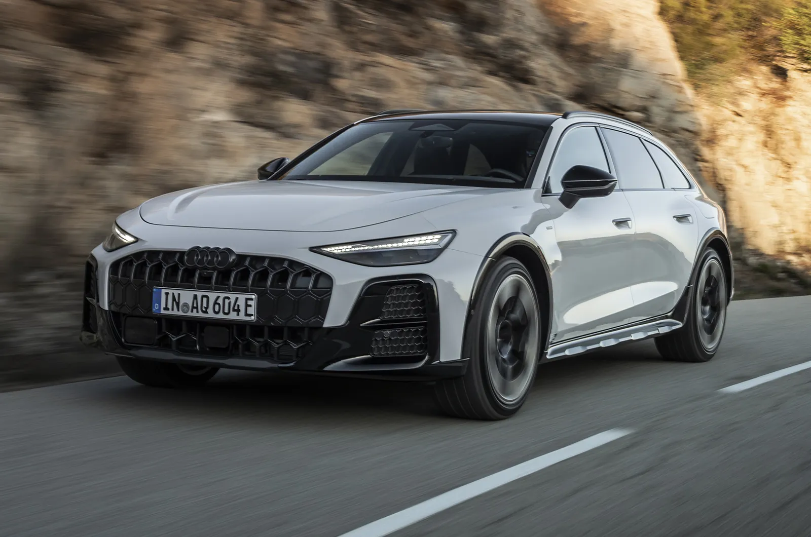 Yeni Audi A6 allroad ön üç çeyrek sürüş görünümü