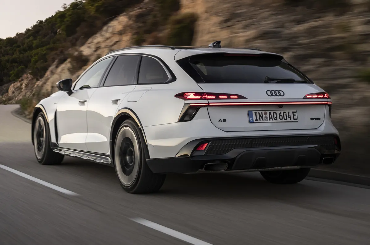 Audi A6 allroad arkadan sürüş görünümü