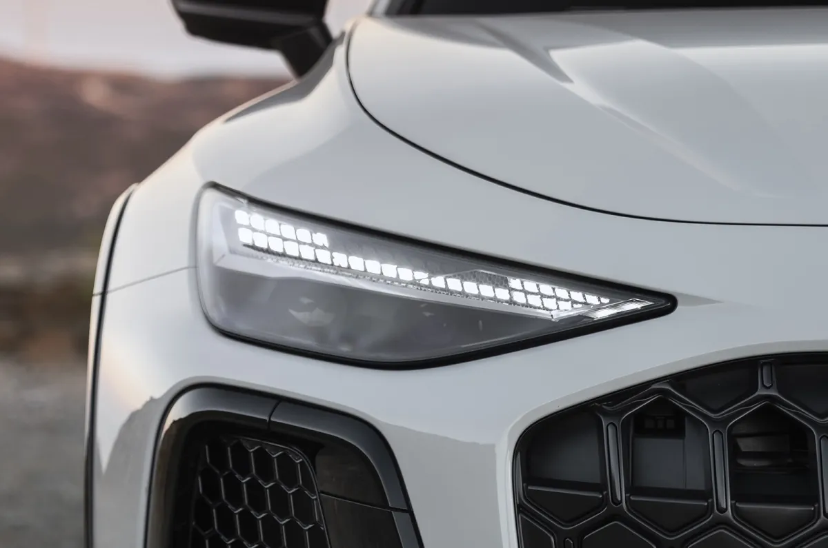 Audi A6 allroad Matrix LED far ve ön ızgara detayı