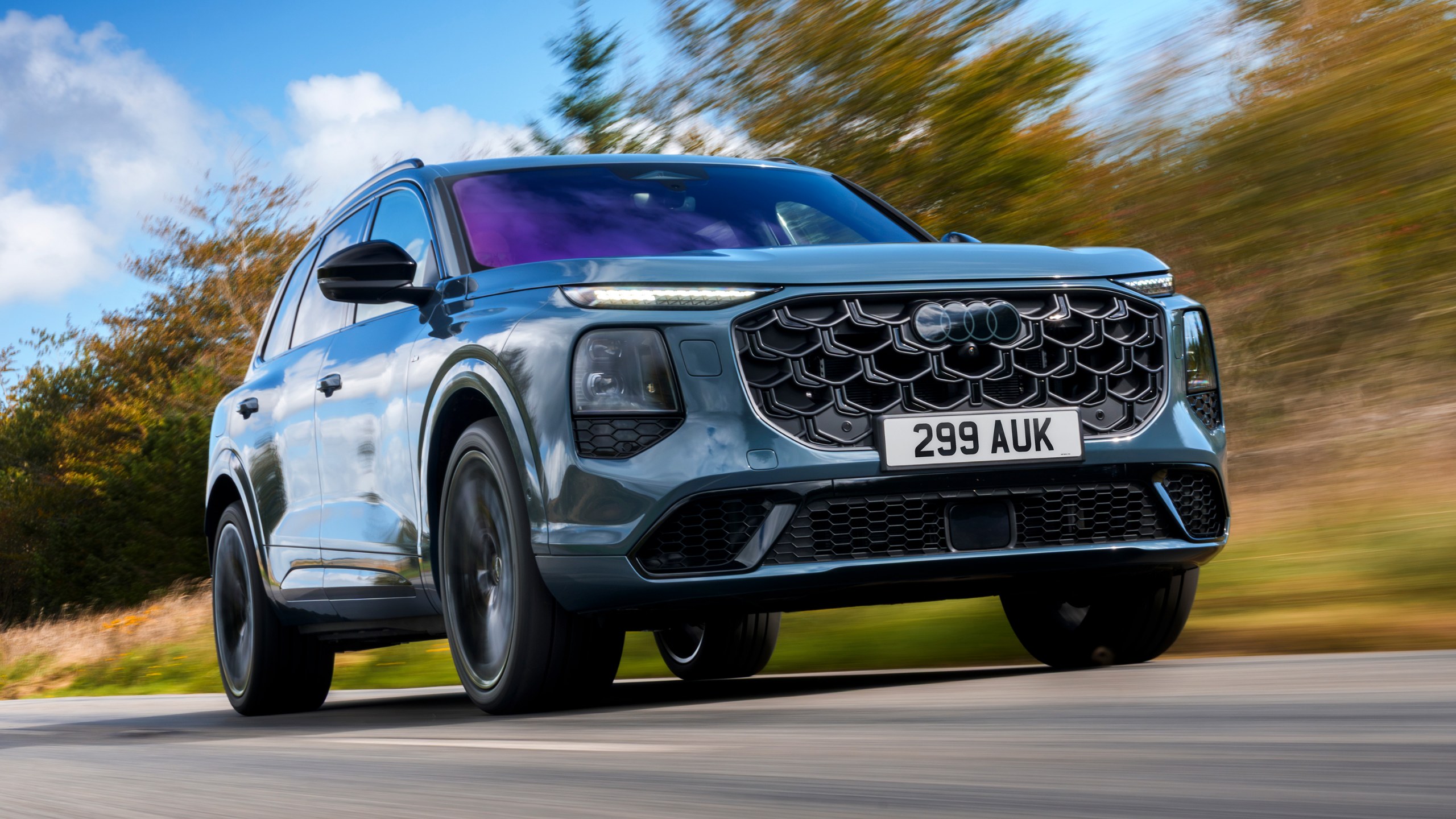 Yeni Audi Q7 Türkiye’ye Gelecek mi? 2027 Model Motor ve Teknolojiler Yeni Audi Q7 ön üç çeyrek görünüm