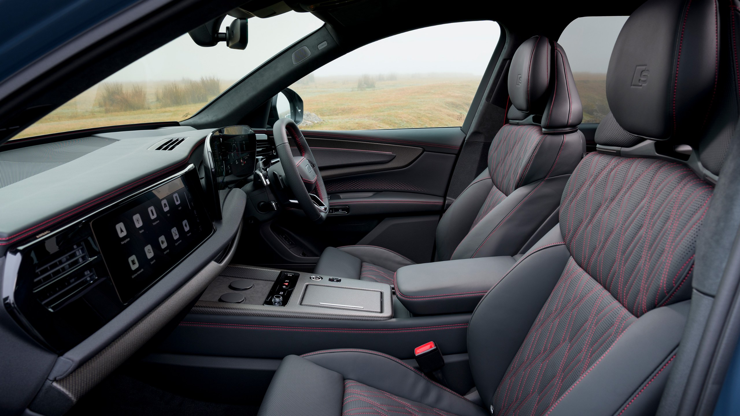 Yeni Audi Q7 Türkiye’ye Gelecek mi? 2027 Model Motor ve Teknolojiler Audi Q7 ön ve ikinci sıra koltuklar