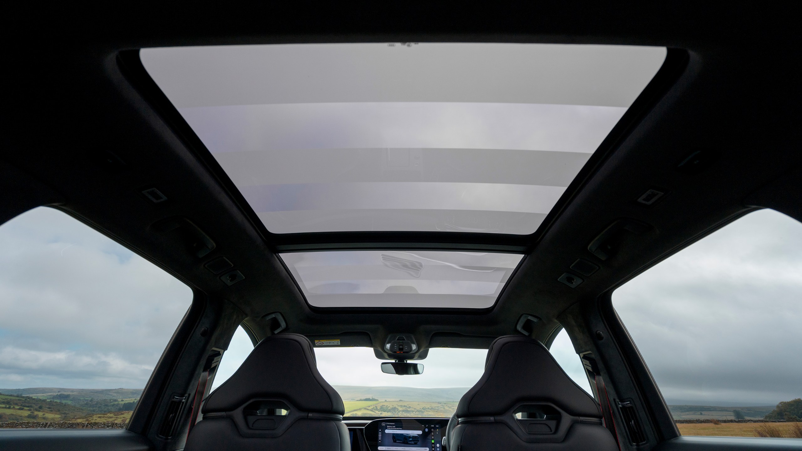 Yeni Audi Q7 Türkiye’ye Gelecek mi? 2027 Model Motor ve Teknolojiler Audi Q7 panoramik cam tavan