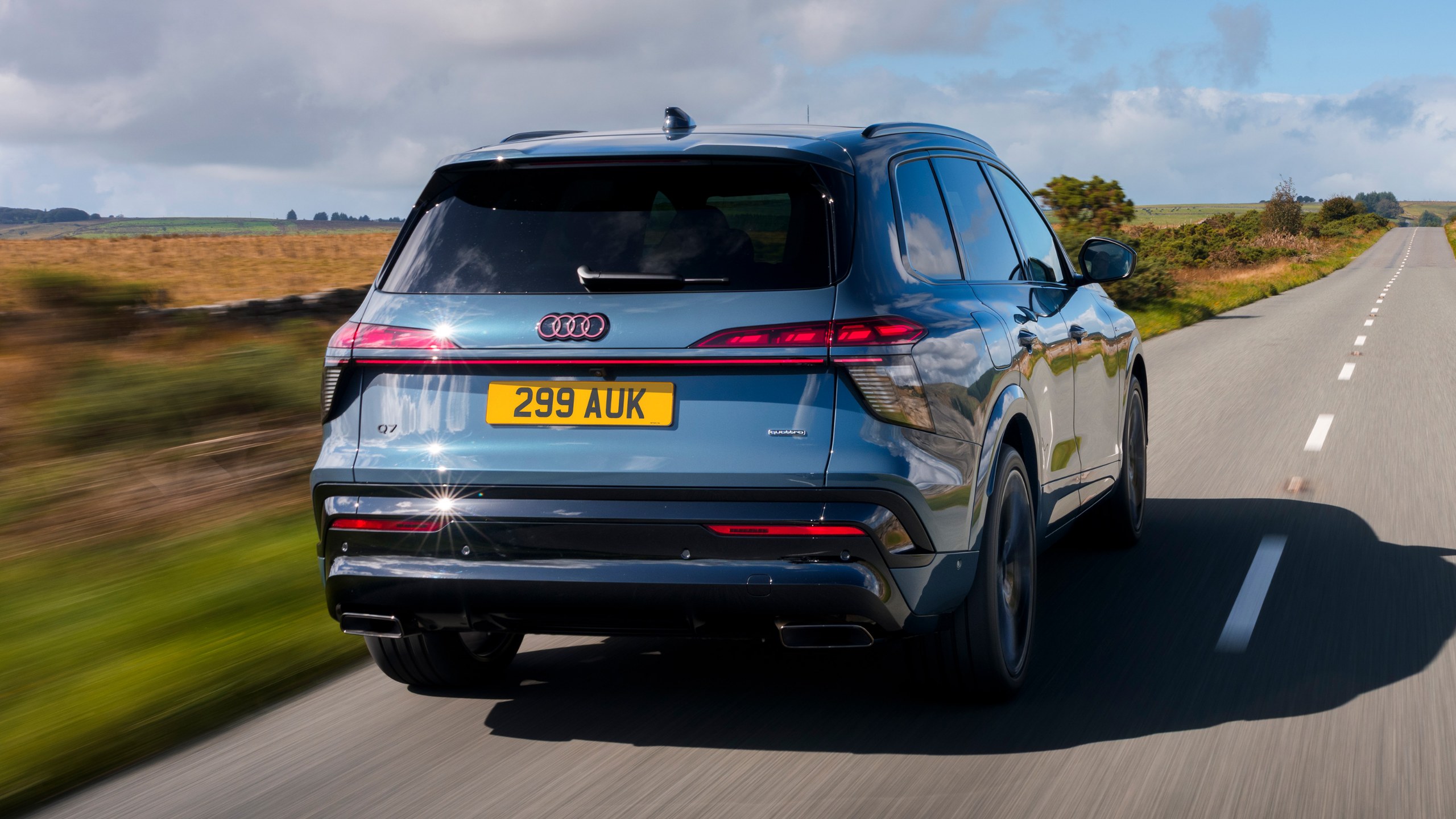Yeni Audi Q7 Türkiye’ye Gelecek mi? 2027 Model Motor ve Teknolojiler Audi Q7 arka üç çeyrek görünüm
