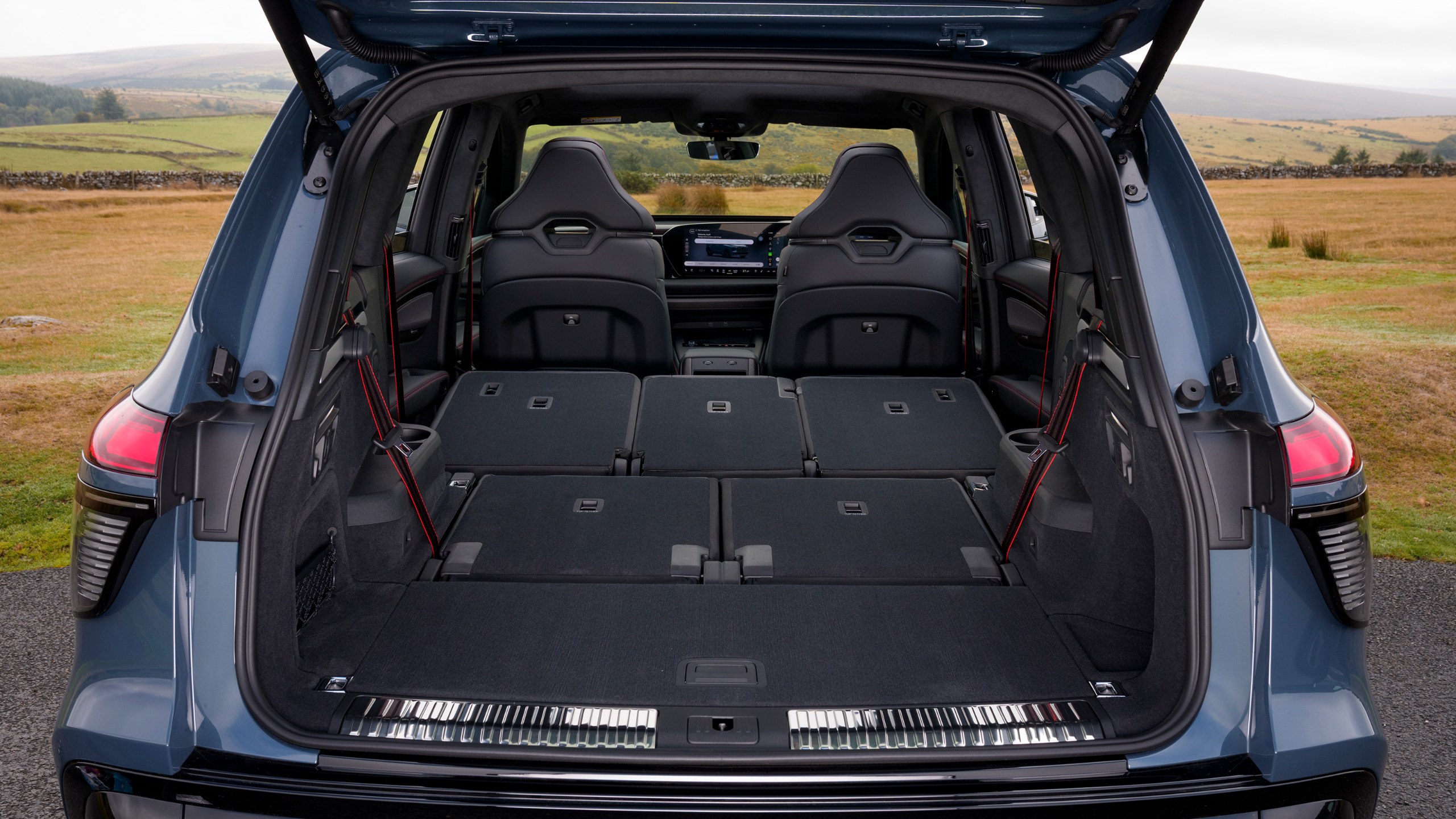 Yeni Audi Q7 Türkiye’ye Gelecek mi? 2027 Model Motor ve Teknolojiler Audi Q7 genişletilmiş yükleme alanı