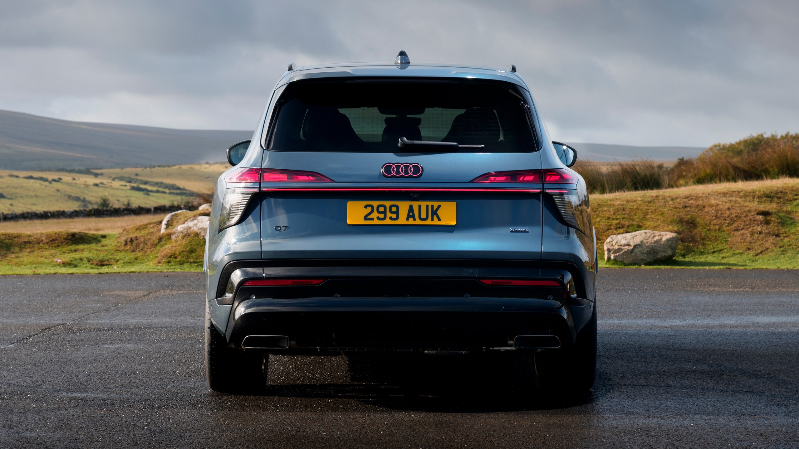 Yeni Audi Q7 Türkiye’ye Gelecek mi? 2027 Model Motor ve Teknolojiler Audi Q7 arka bagaj görünümü