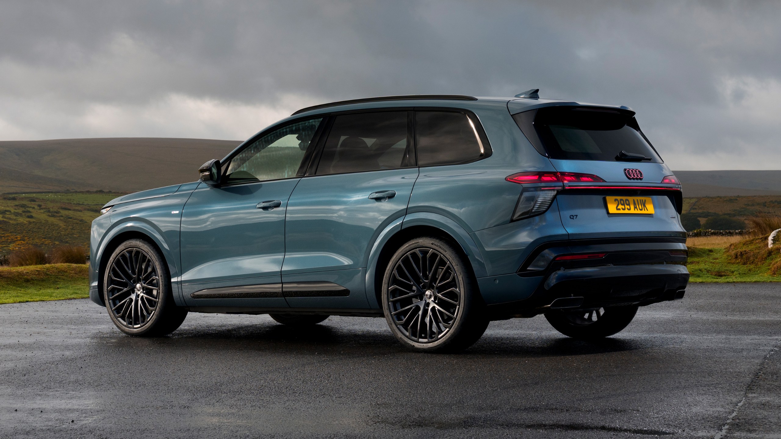 Yeni Audi Q7 Türkiye’ye Gelecek mi? 2027 Model Motor ve Teknolojiler Audi Q7 yan ve arka üç çeyrek görünüm