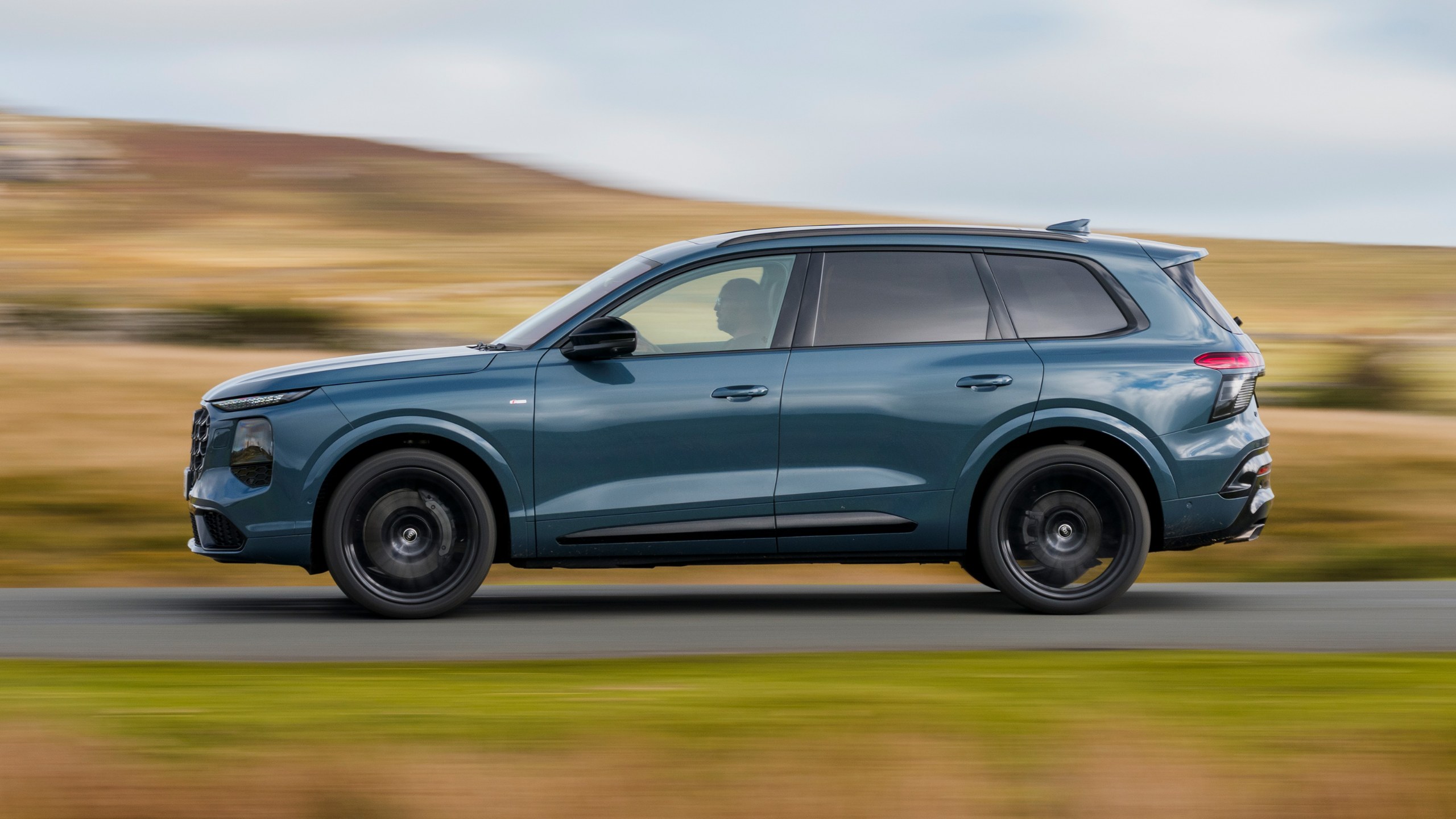 Yeni Audi Q7 Türkiye’ye Gelecek mi? 2027 Model Motor ve Teknolojiler Audi Q7 yan profil