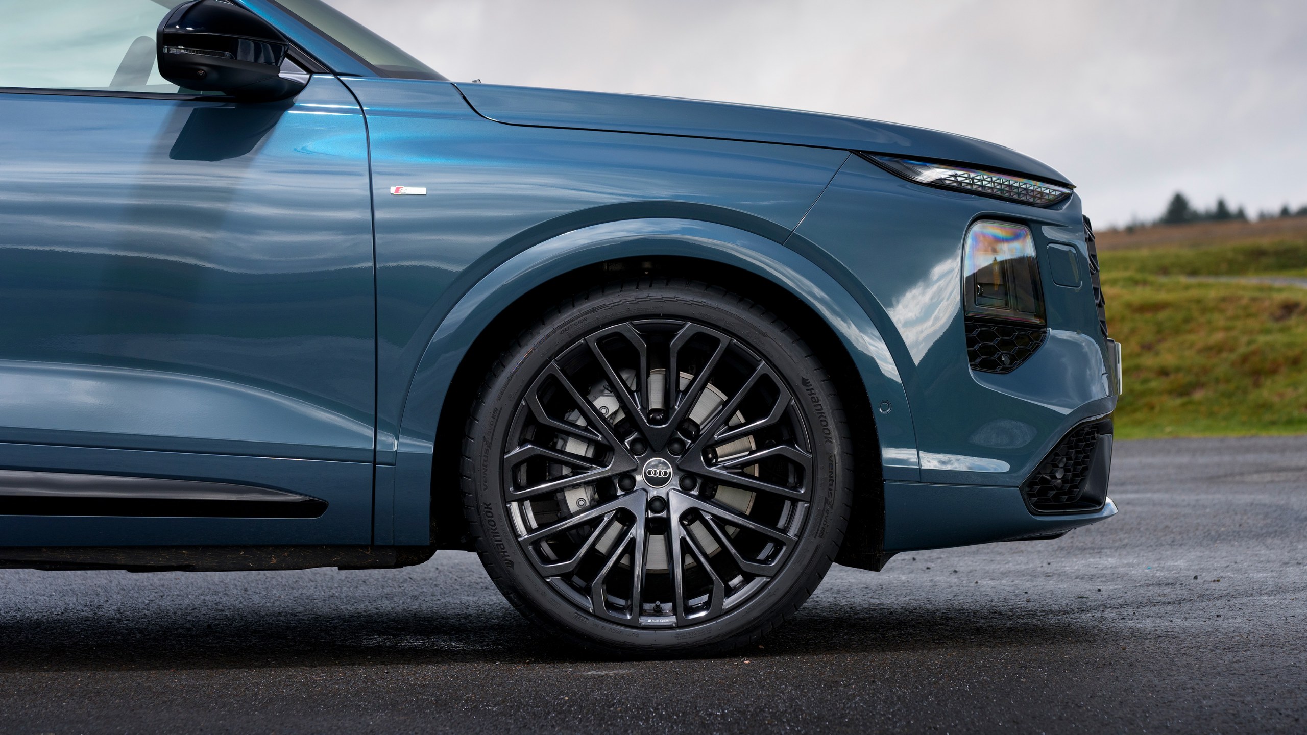 Yeni Audi Q7 Türkiye’ye Gelecek mi? 2027 Model Motor ve Teknolojiler Audi Q7 jant ve çamurluk detayı