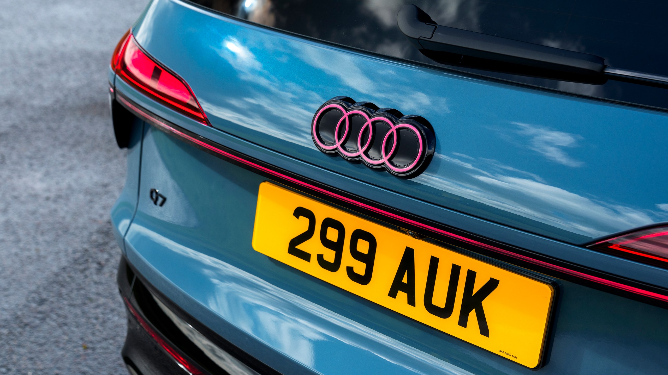 Yeni Audi Q7 Türkiye’ye Gelecek mi? 2027 Model Motor ve Teknolojiler Audi Q7 arka LED ışık şeridi