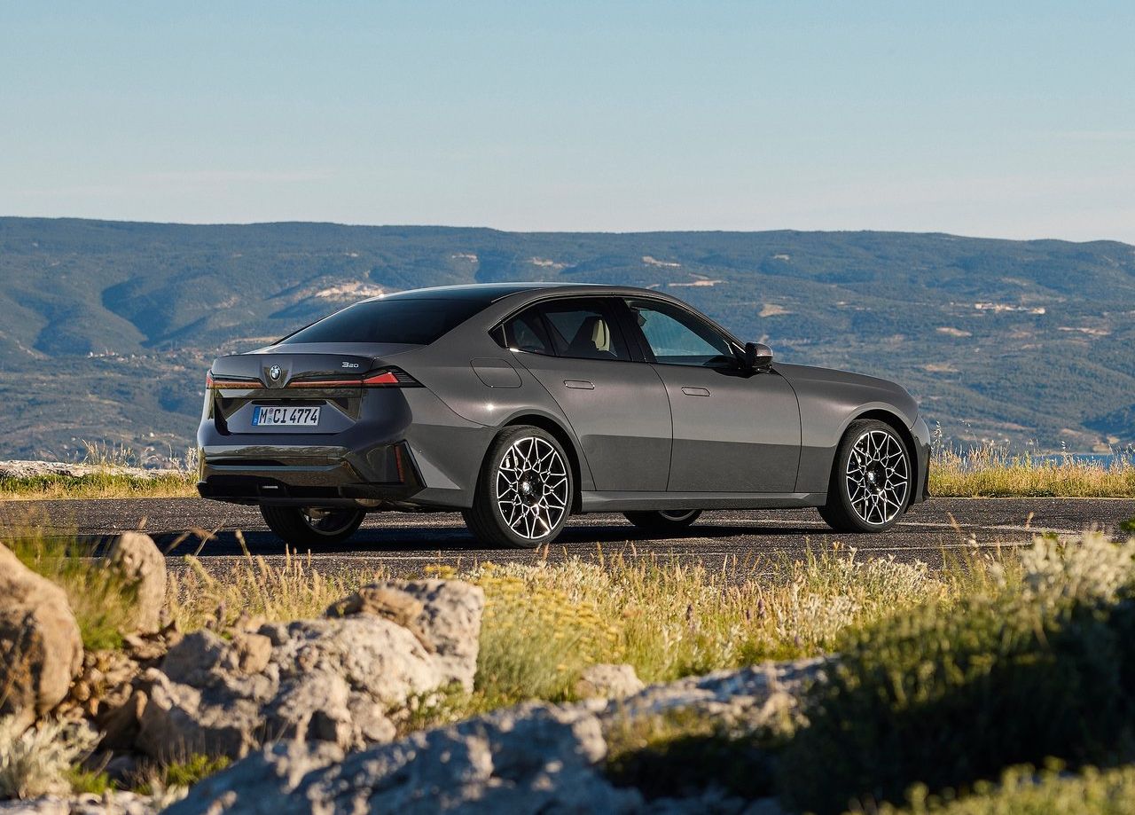2027 BMW 3 Serisi Türkiye’ye Gelecek mi? Yeni Kasa ve Motorlar 2027 BMW 3 Serisi iç mekân ve detay görünümü 21