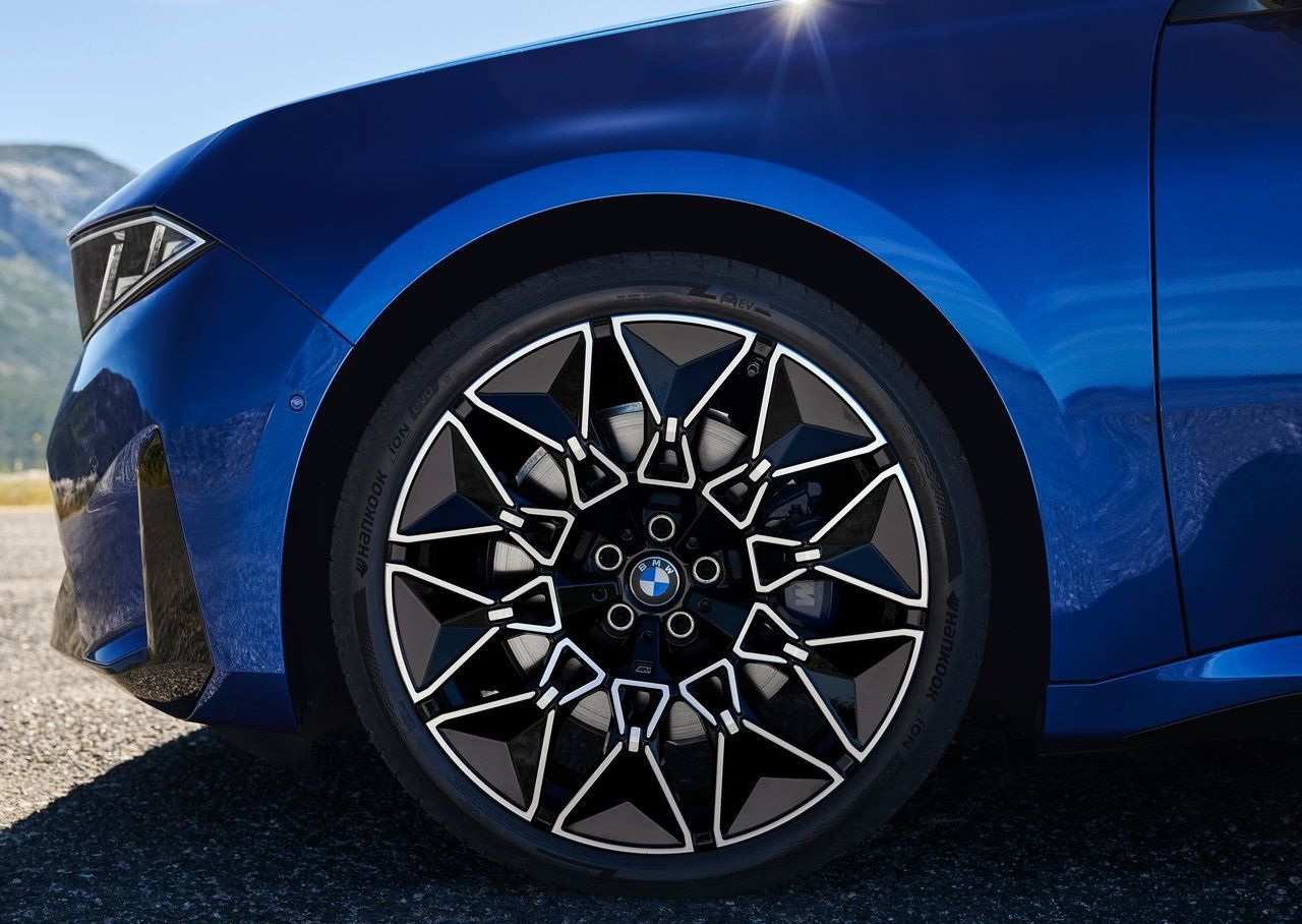 BMW i3 Türkiye’ye Gelecek mi? 900 km Menzilli Elektrikli 3 Serisi 2027 BMW i3 sedan dış görünüm
