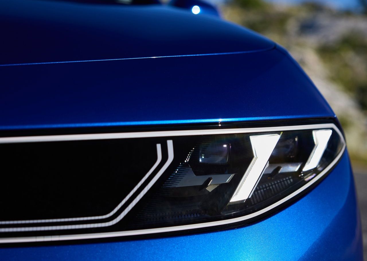 BMW i3 Türkiye’ye Gelecek mi? 900 km Menzilli Elektrikli 3 Serisi 2027 BMW i3 iç mekân ve arka bölüm