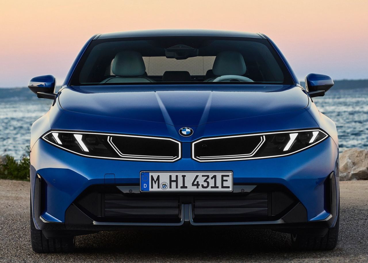 BMW i3 Türkiye’ye Gelecek mi? 900 km Menzilli Elektrikli 3 Serisi 2027 BMW i3 yan profil