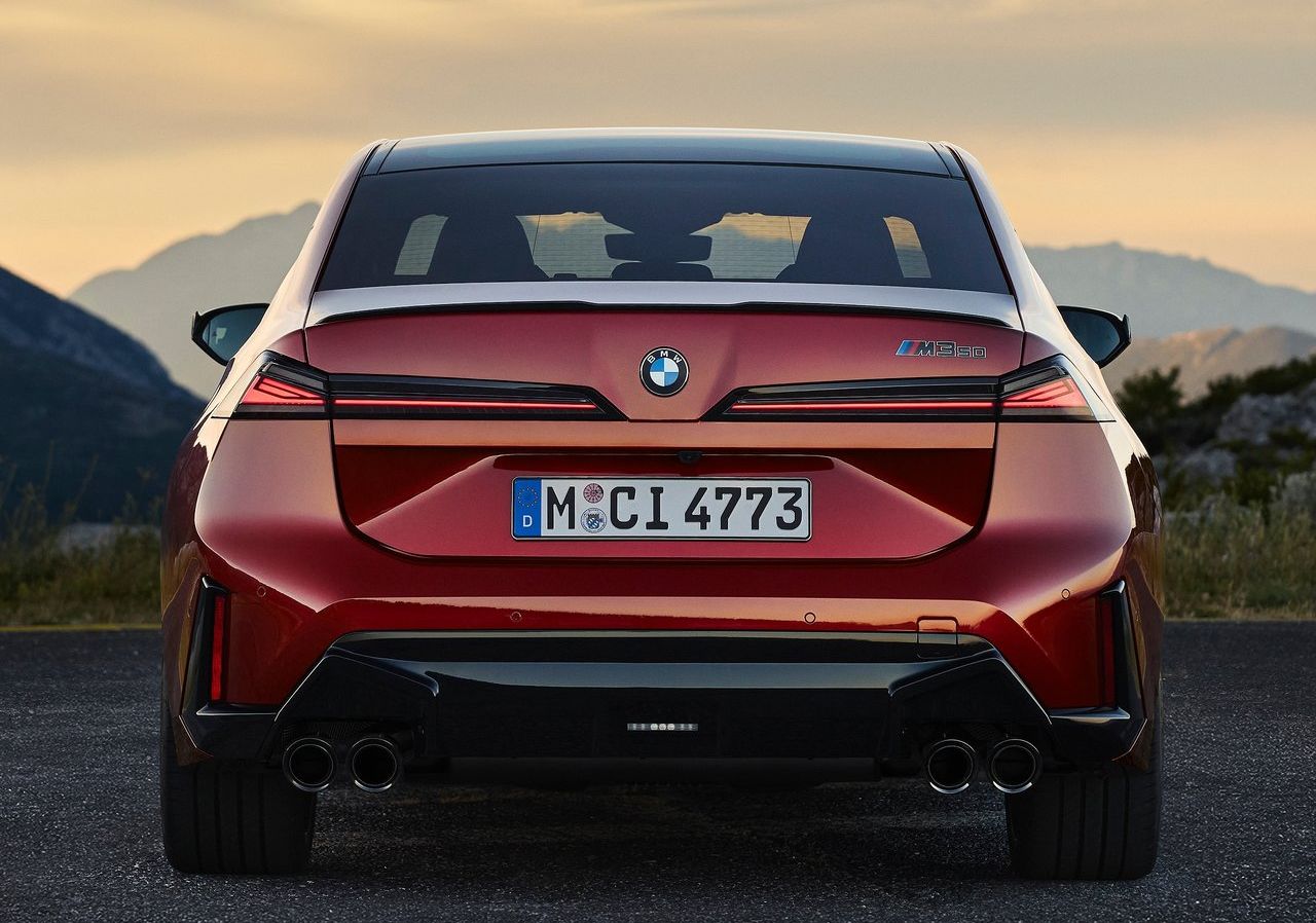 BMW M350 xDrive kamuflajlı prototip sürüşü