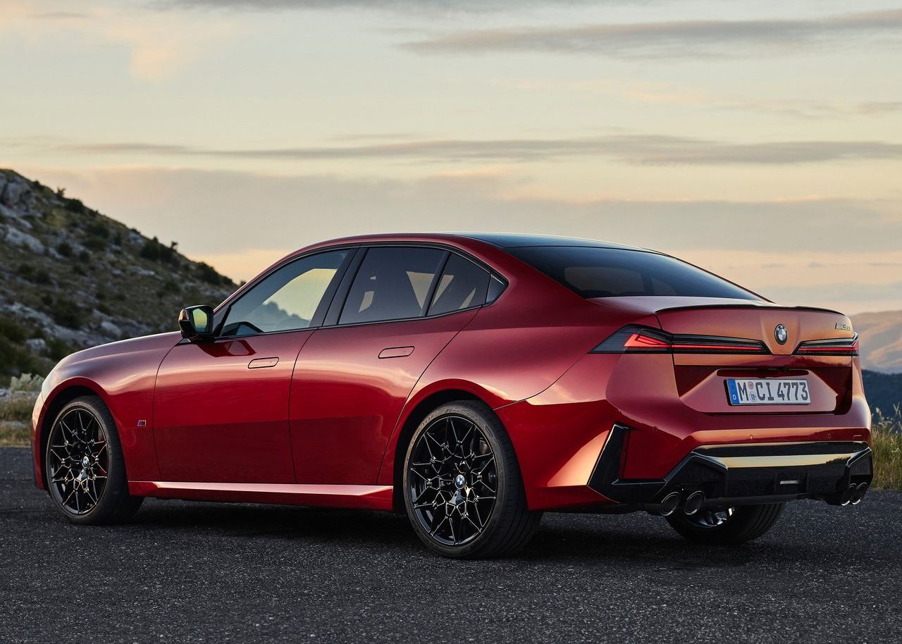 2027 BMW M350 xDrive arka görünüm