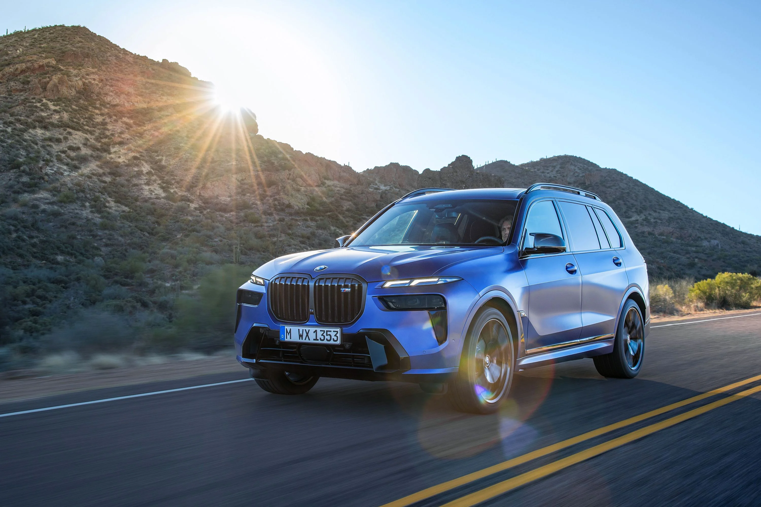 BMW X7 yan profil ve büyük SUV tasarımı