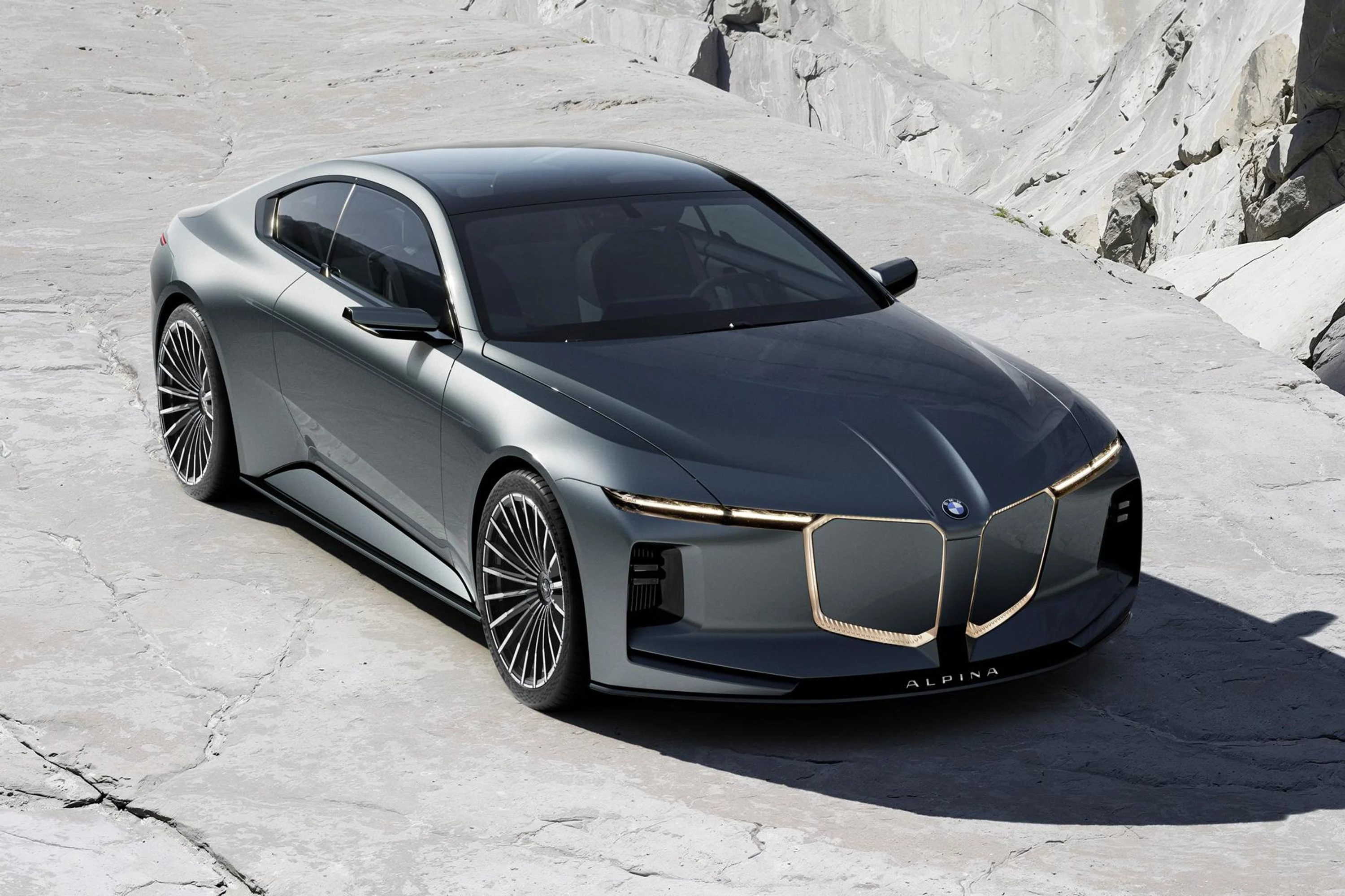 BMW X7 arka bölüm ve geniş SUV gövdesi