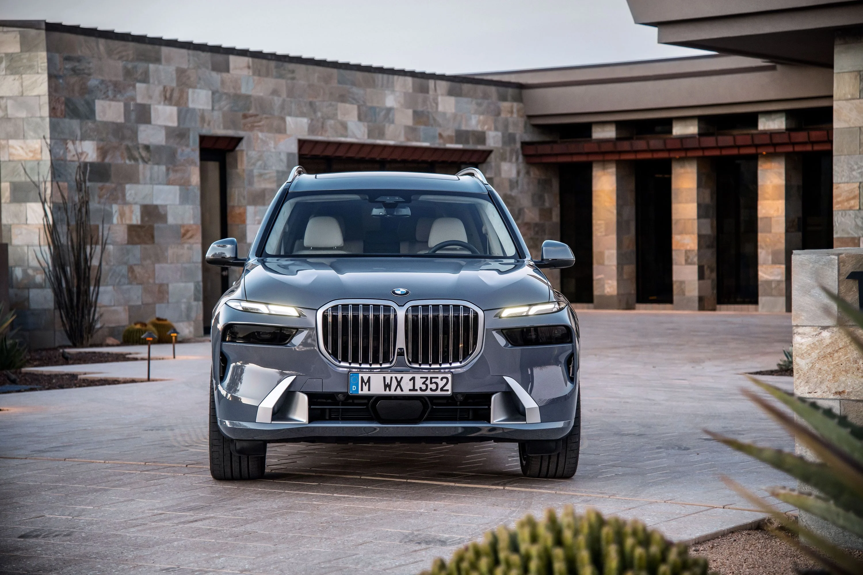 BMW X7 büyük lüks SUV dış görünümü