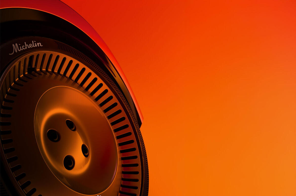 Yeni elektrikli Citroën 2CV tekerlek ve Michelin lastik detayı