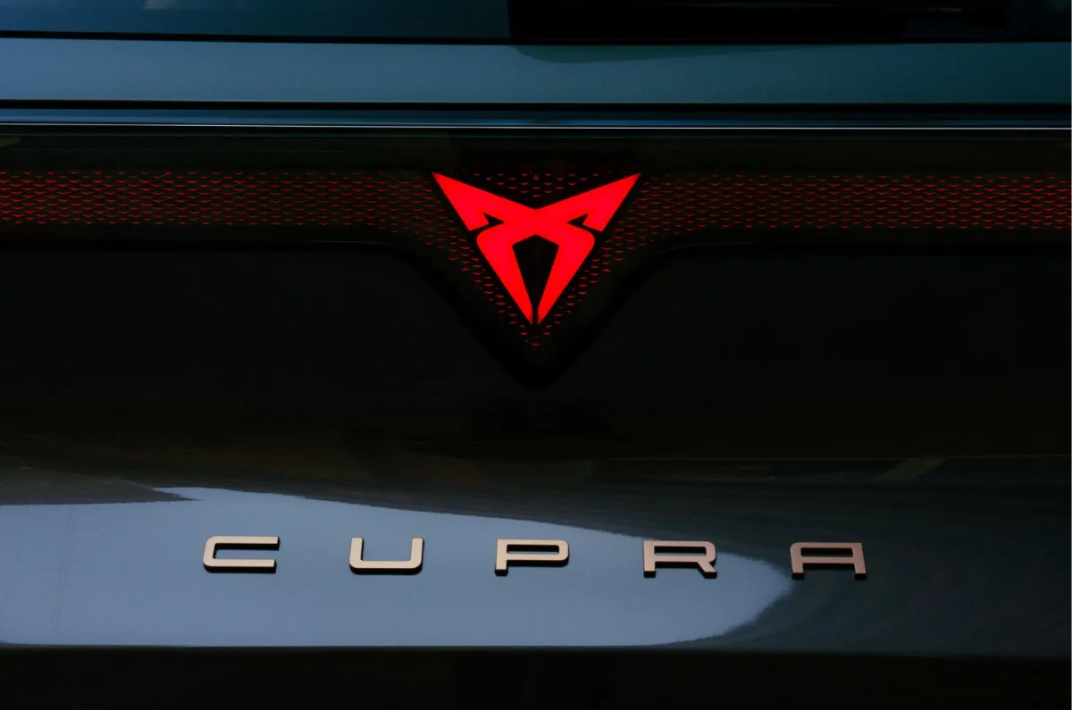 CUPRA Raval 2027: 440 km Menzilli Elektrikli, Türkiye’ye Gelecek mi? CUPRA Raval marka logosu detayı