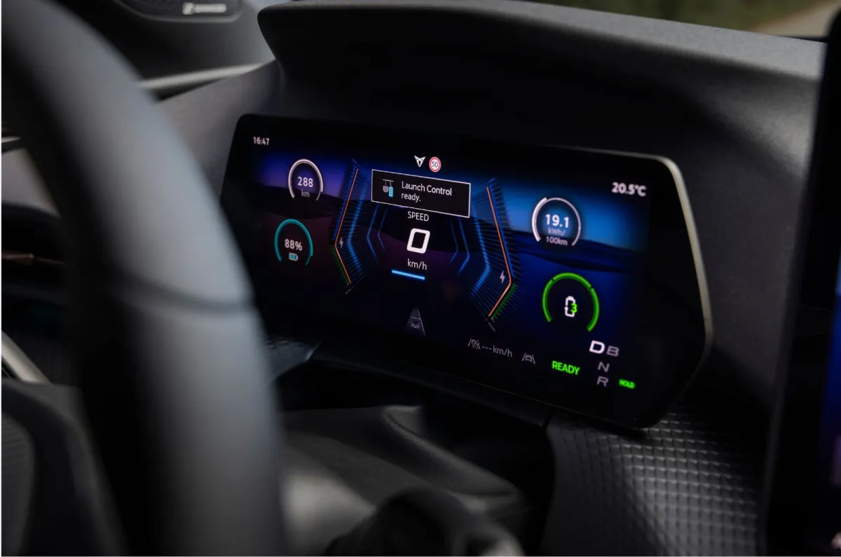 CUPRA Raval 2027: 440 km Menzilli Elektrikli, Türkiye’ye Gelecek mi? CUPRA Raval iç mekân ön konsol görünümü