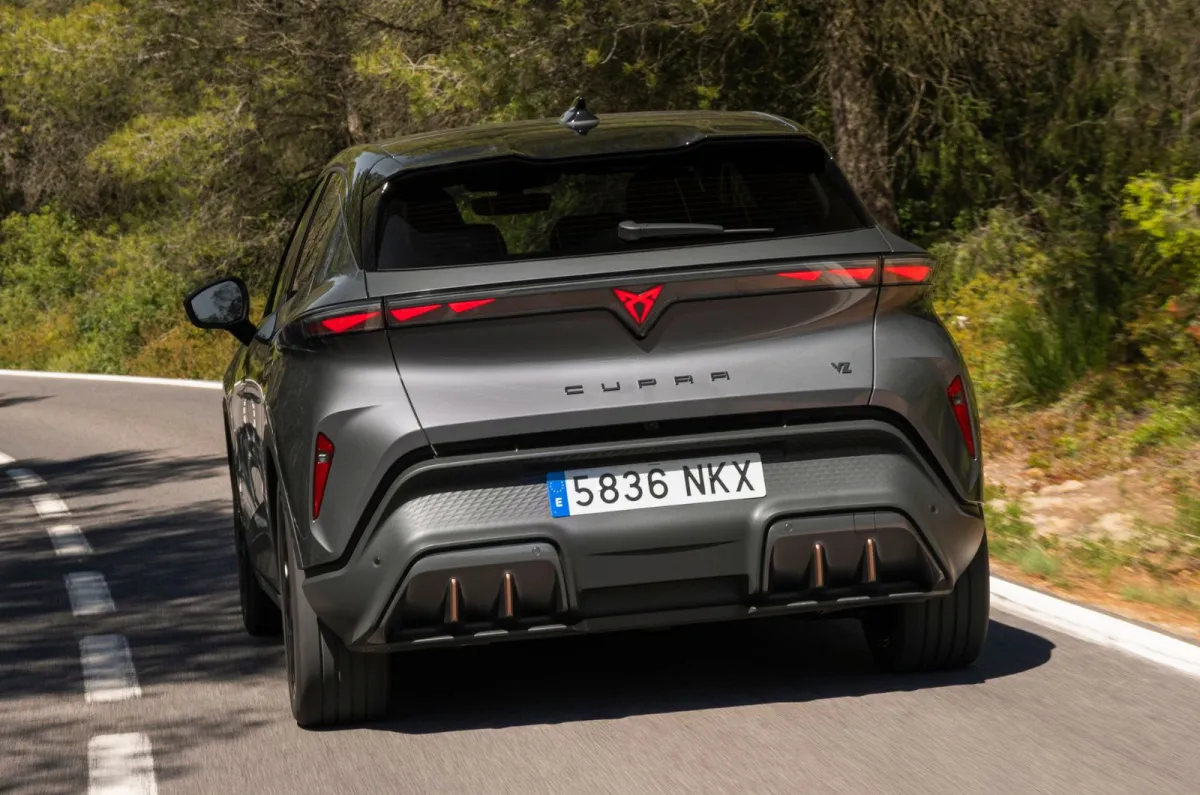 CUPRA Raval 2027: 440 km Menzilli Elektrikli, Türkiye’ye Gelecek mi? CUPRA Raval arka görünüm