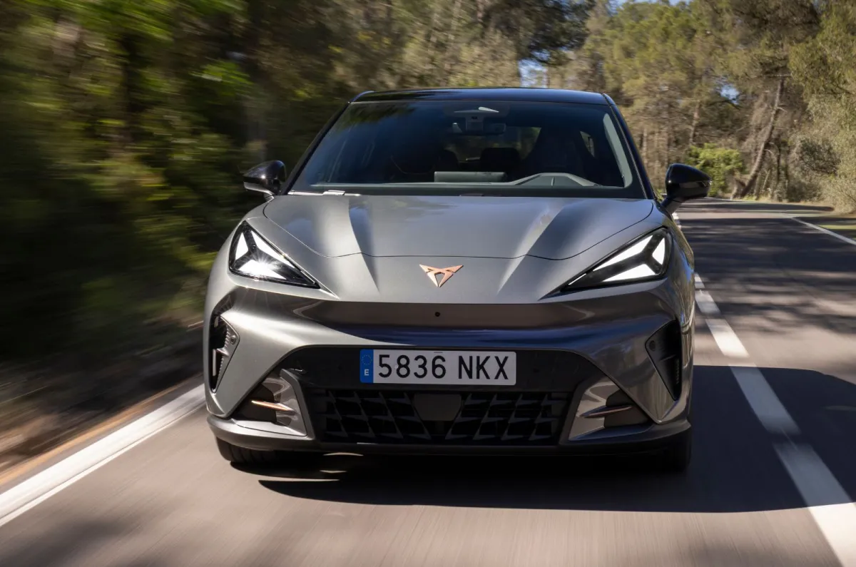 CUPRA Raval 2027: 440 km Menzilli Elektrikli, Türkiye’ye Gelecek mi? CUPRA Raval önden yol fotoğrafı