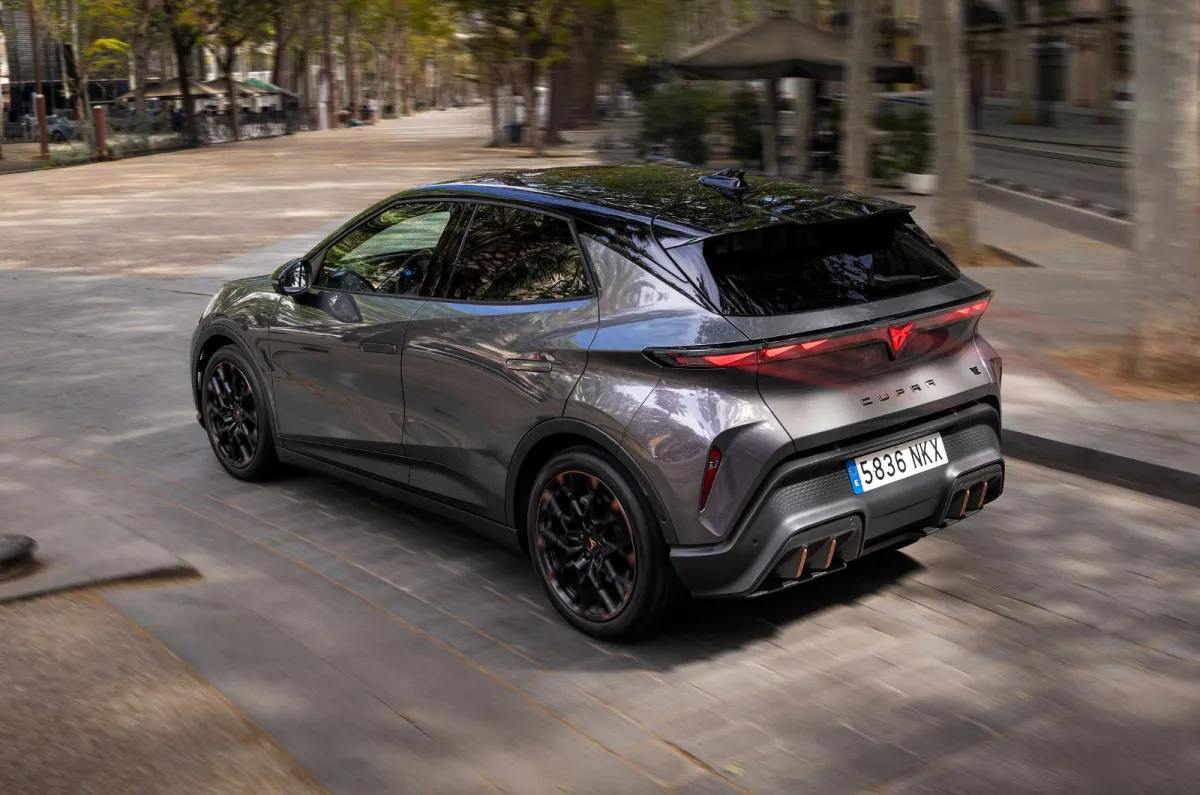 CUPRA Raval 2027: 440 km Menzilli Elektrikli, Türkiye’ye Gelecek mi? CUPRA Raval arka üç çeyrek şehir görünümü