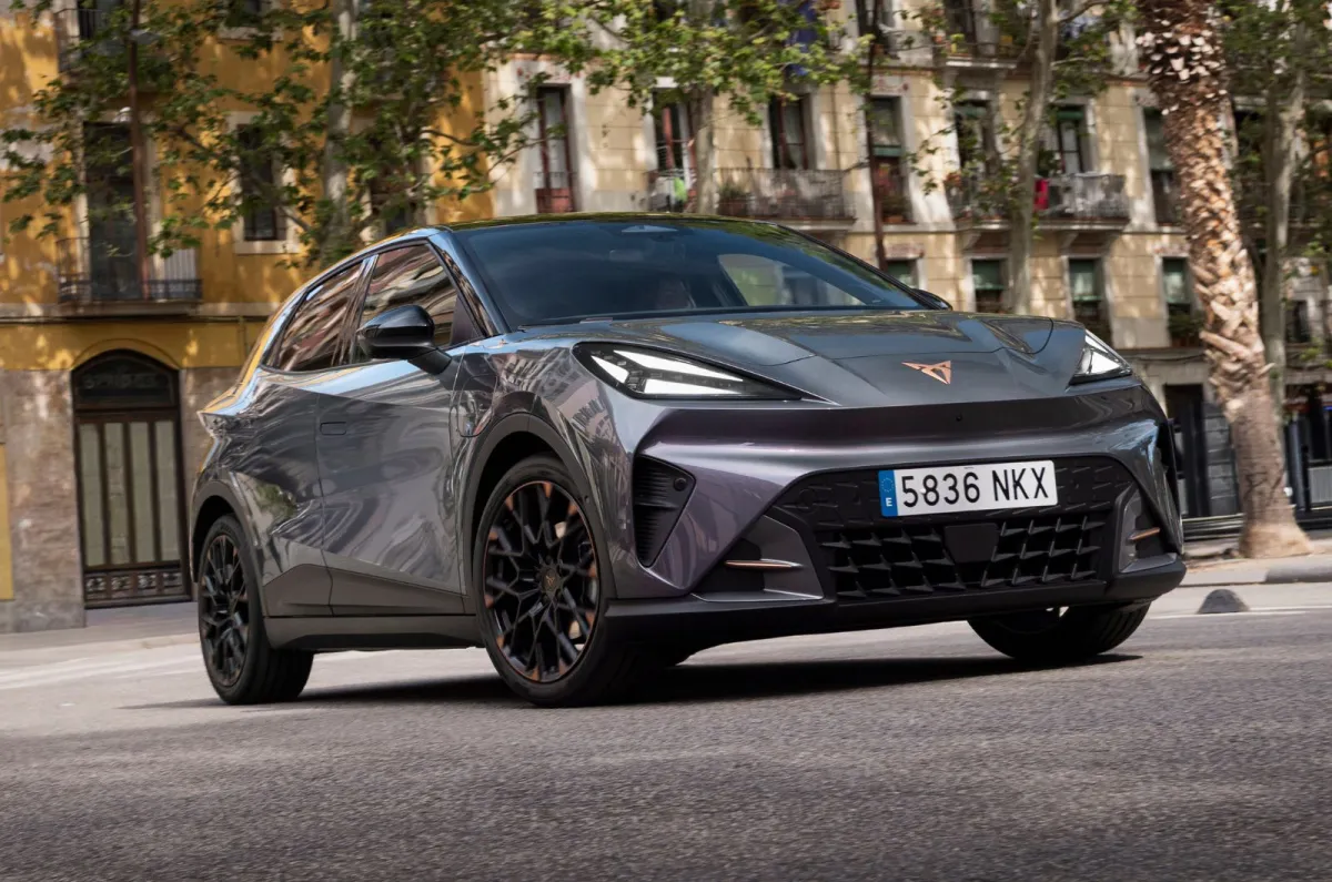 CUPRA Raval 2027: 440 km Menzilli Elektrikli, Türkiye’ye Gelecek mi? CUPRA Raval ön üç çeyrek park görünümü
