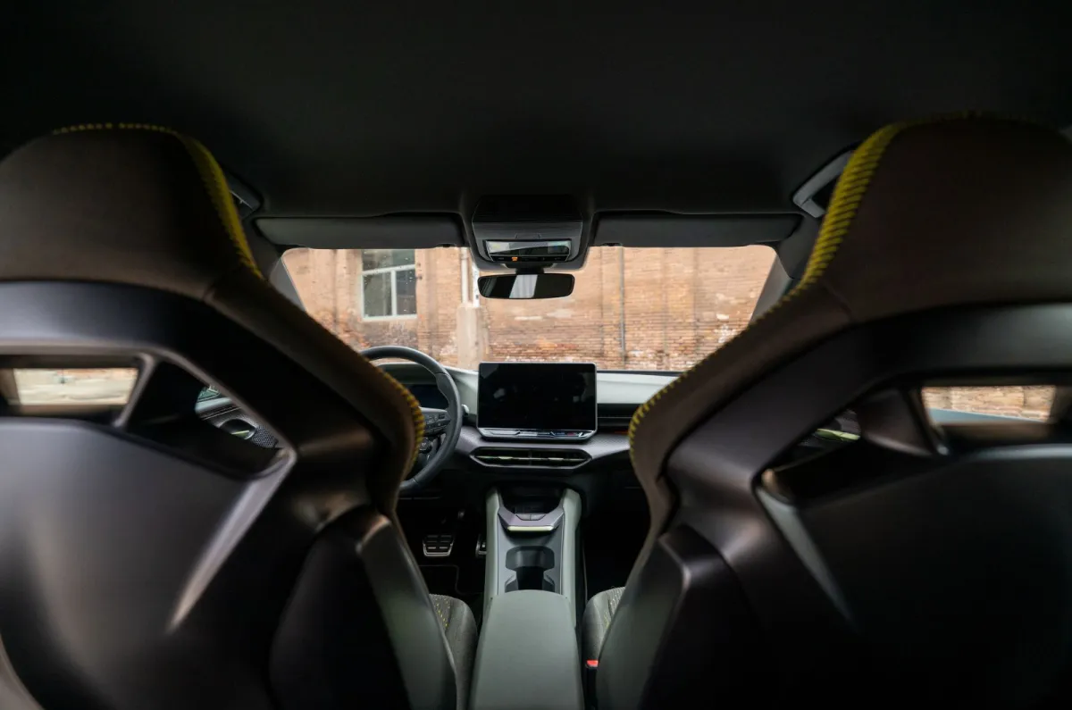 CUPRA Raval 2027: 440 km Menzilli Elektrikli, Türkiye’ye Gelecek mi? CUPRA Raval arka koltuklardan ön kabin görünümü