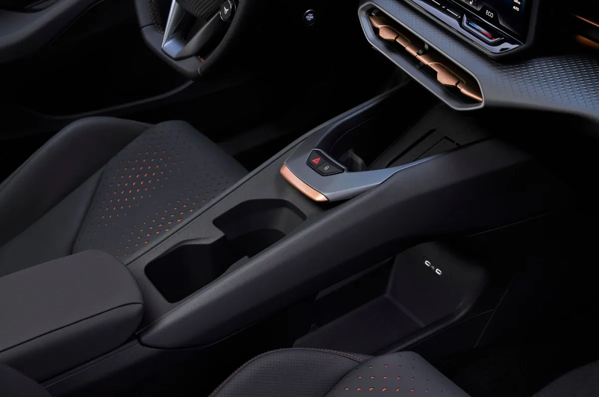 CUPRA Raval 2027: 440 km Menzilli Elektrikli, Türkiye’ye Gelecek mi? CUPRA Raval orta konsol ve koltuklar