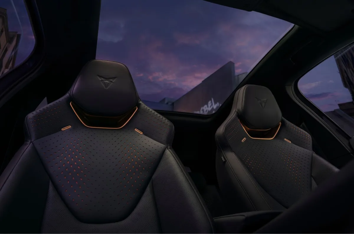 CUPRA Raval 2027: 440 km Menzilli Elektrikli, Türkiye’ye Gelecek mi? CUPRA Raval sportif ön koltukları