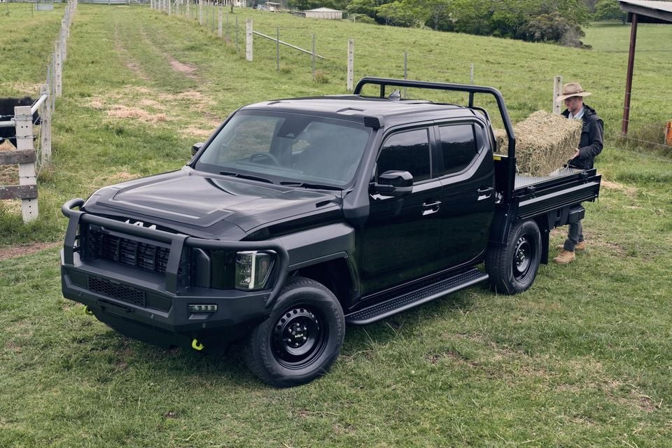 Kia Tasman X-Pro İncelemesi: İlk Kia Pick-up Türkiye’ye Gelecek mi? Kia Tasman X-Pro arazide önden üç çeyrek görünüm
