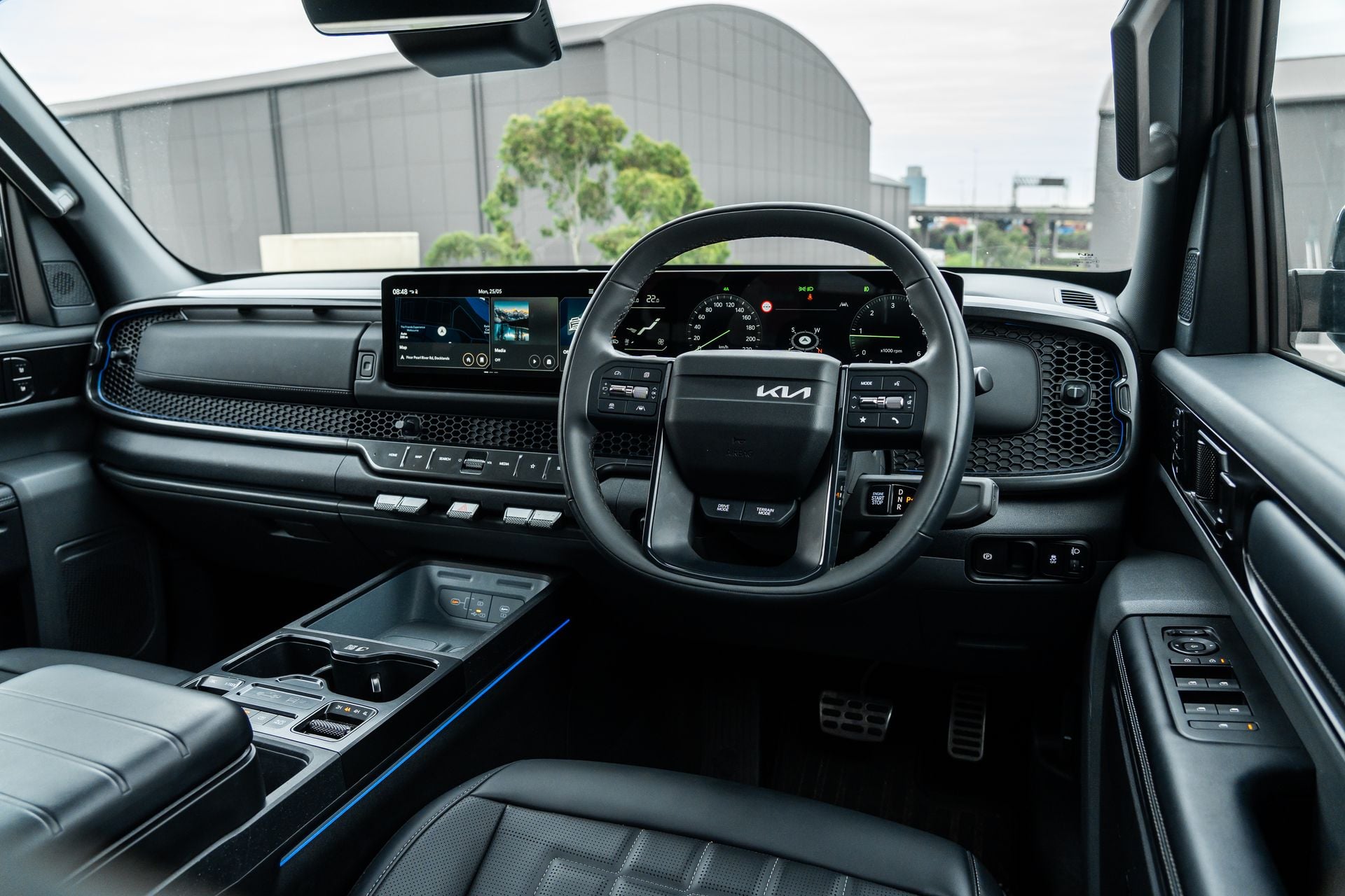 Kia Tasman X-Pro İncelemesi: İlk Kia Pick-up Türkiye’ye Gelecek mi? Kia Tasman X-Pro ön kabin ve dijital kokpit
