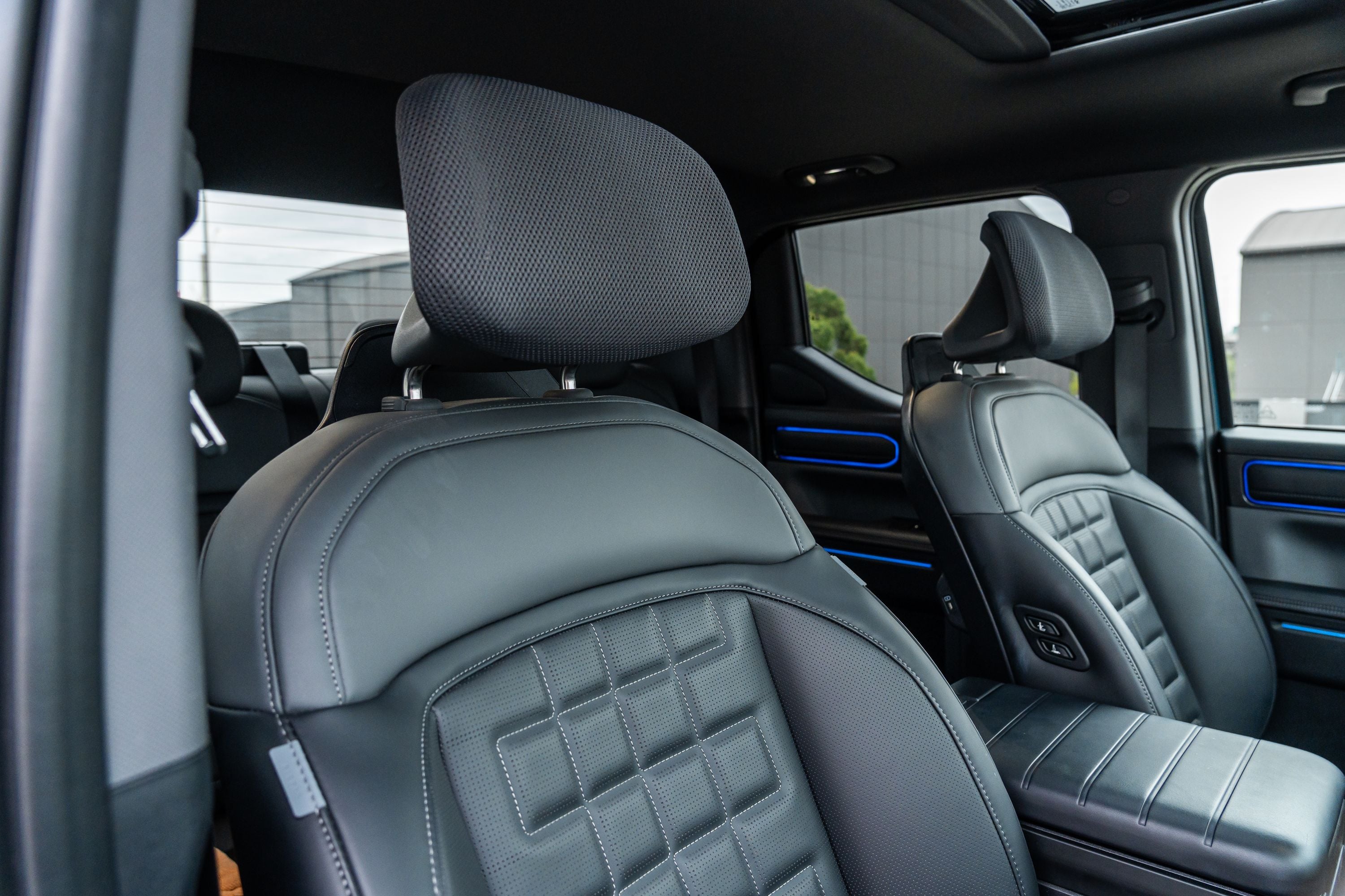 Kia Tasman X-Pro İncelemesi: İlk Kia Pick-up Türkiye’ye Gelecek mi? Kia Tasman X-Pro orta konsol ve vites bölümü
