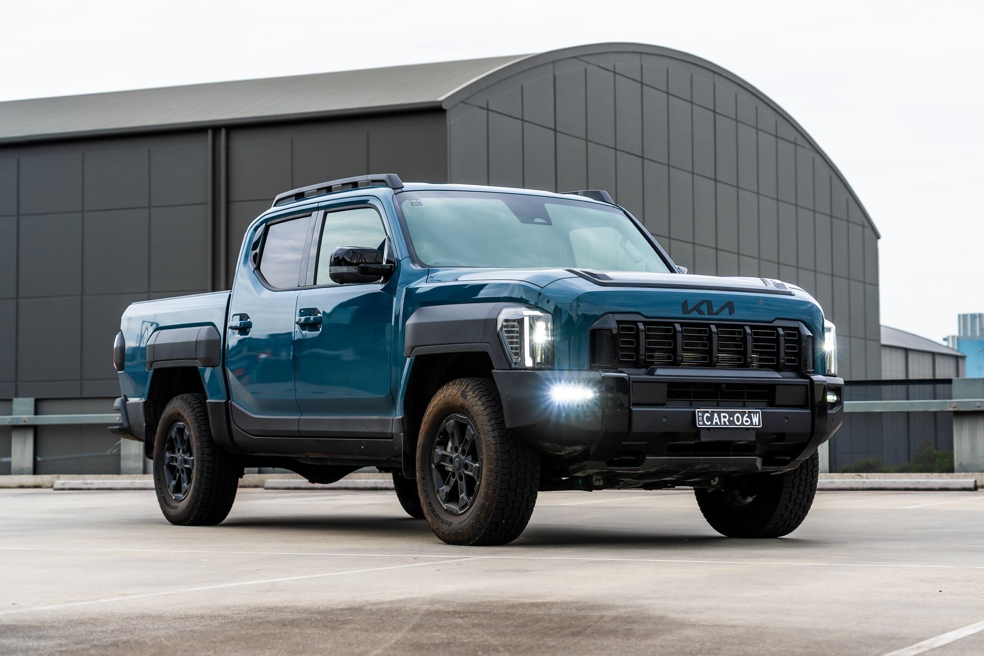 Kia Tasman X-Pro İncelemesi: İlk Kia Pick-up Türkiye’ye Gelecek mi? Kia Tasman X-Pro önden görünüm ve gövde tasarımı