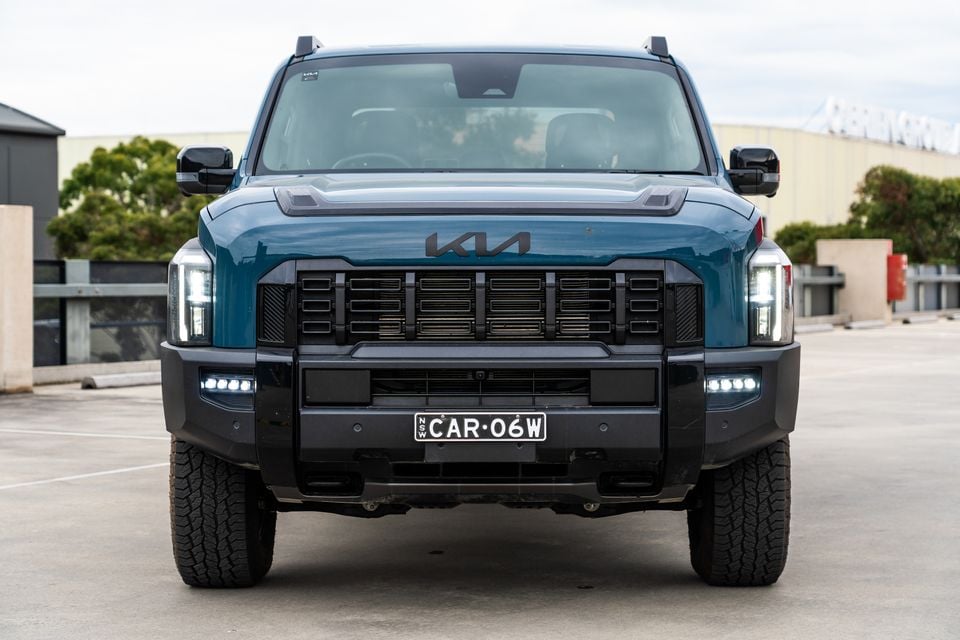 Kia Tasman X-Pro İncelemesi: İlk Kia Pick-up Türkiye’ye Gelecek mi? Kia Tasman X-Pro LED far ve ön tampon detayı