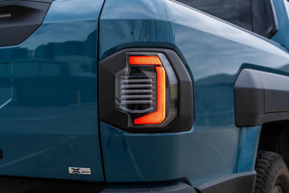 Kia Tasman X-Pro İncelemesi: İlk Kia Pick-up Türkiye’ye Gelecek mi? Kia Tasman X-Pro arka üç çeyrek görünüm