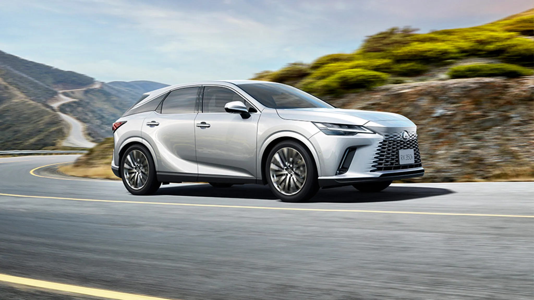 Yeni Lexus RX hareket hâlinde yan profil