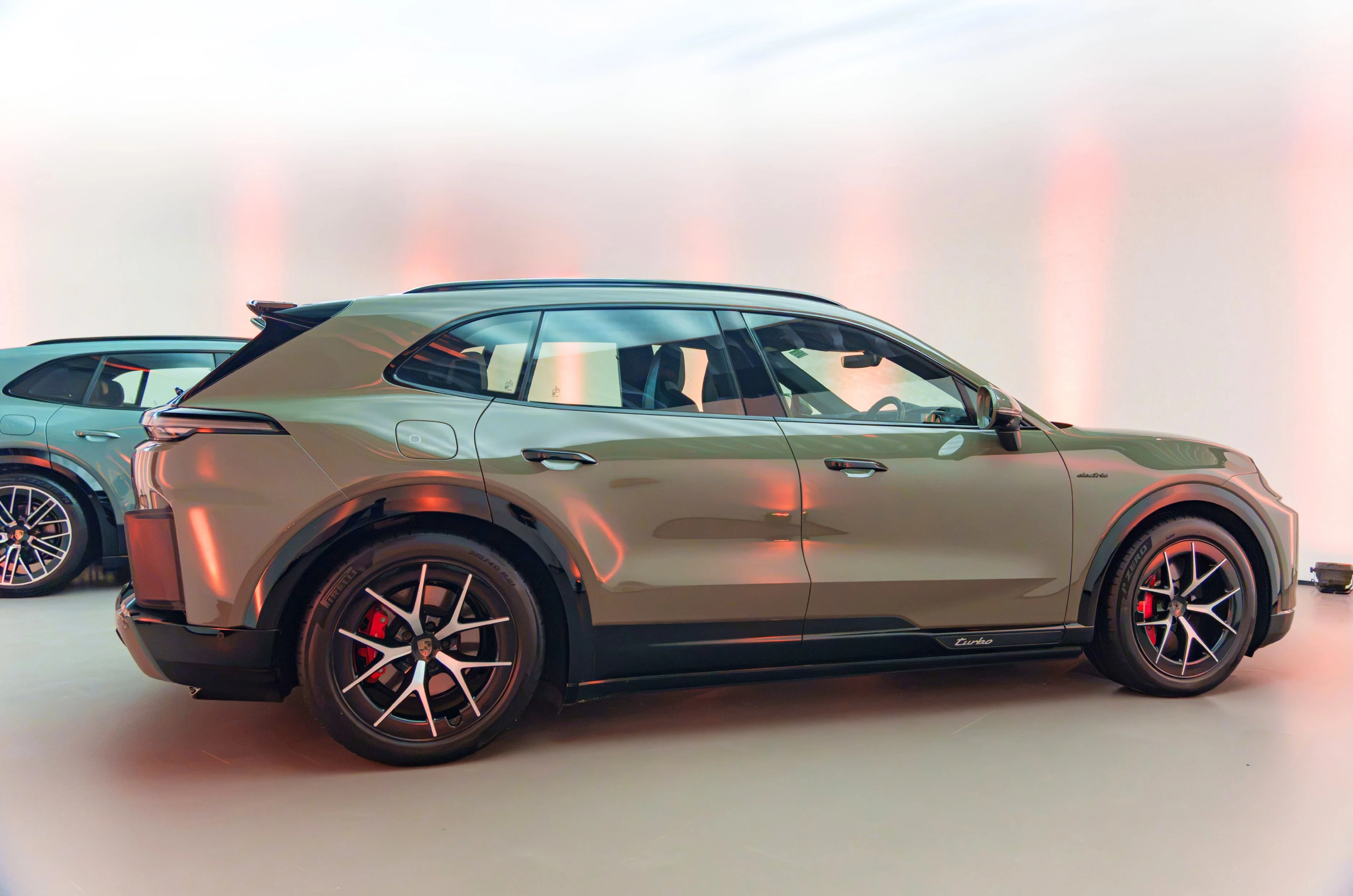 Porsche Cayenne Electric: 643 Kilometre Menzil ve 400 kW Şarj
