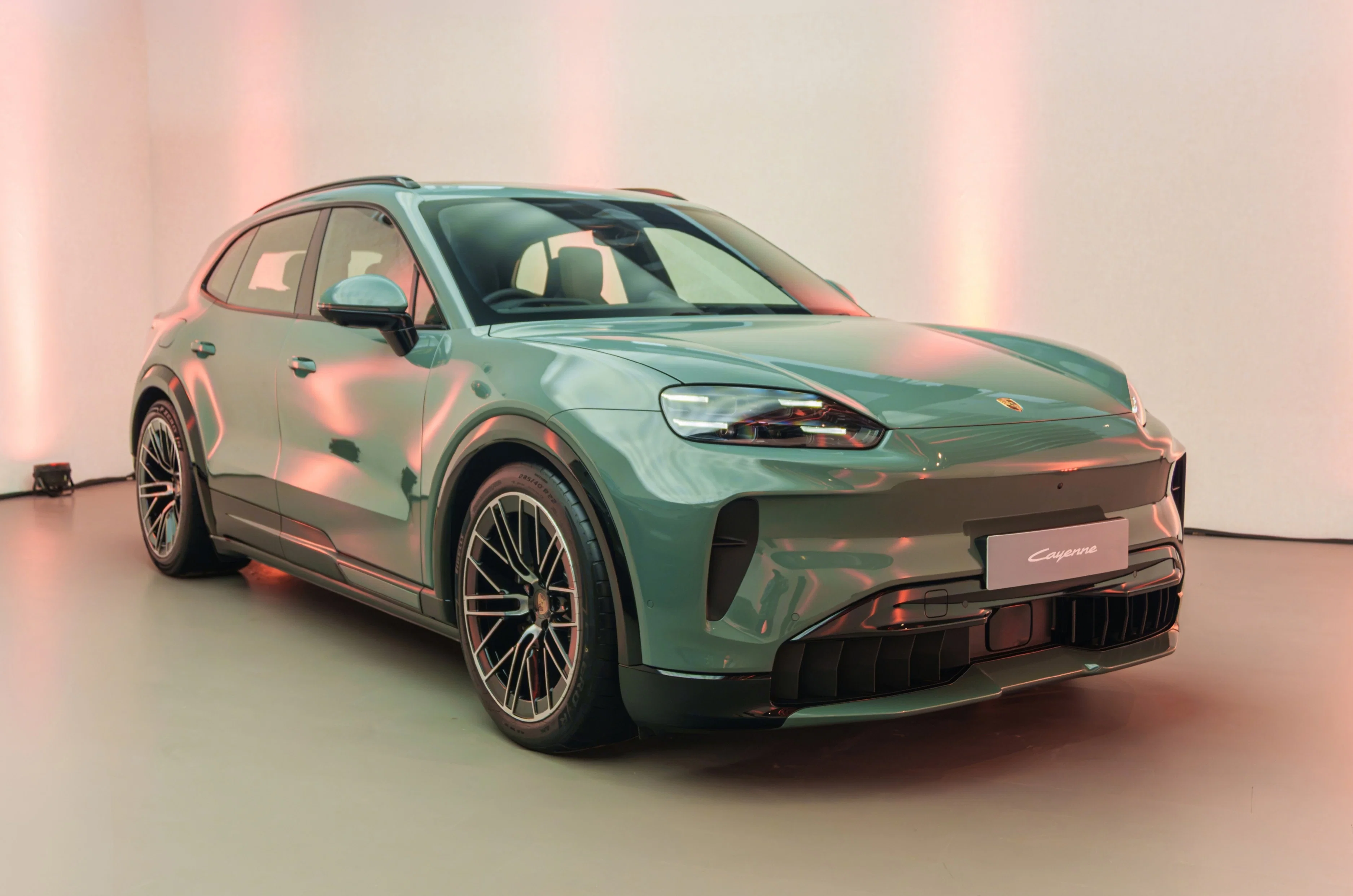 Porsche Cayenne Electric: 643 Kilometre Menzil ve 400 kW Şarj