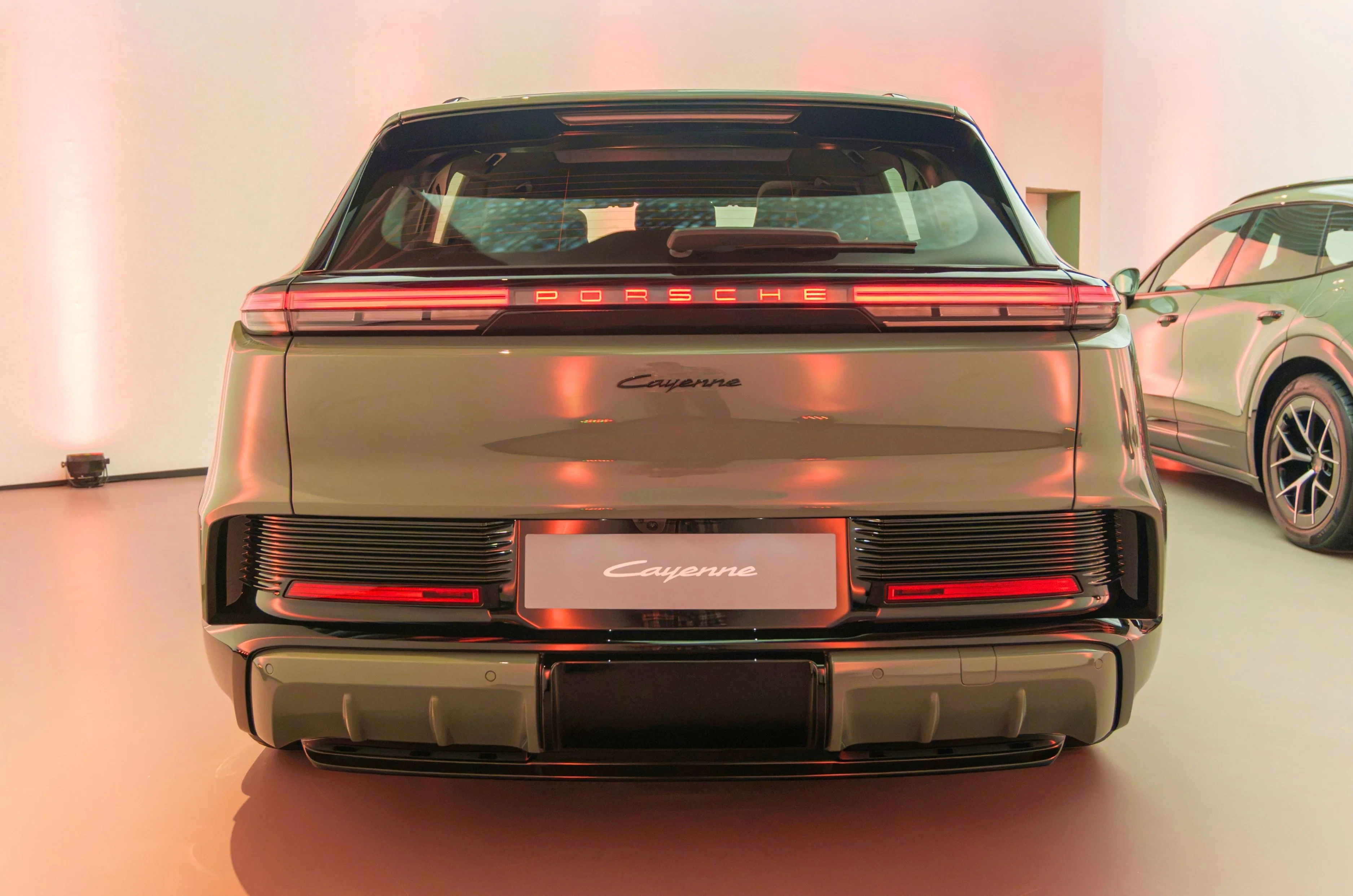 Porsche Cayenne Electric: 643 Kilometre Menzil ve 400 kW Şarj