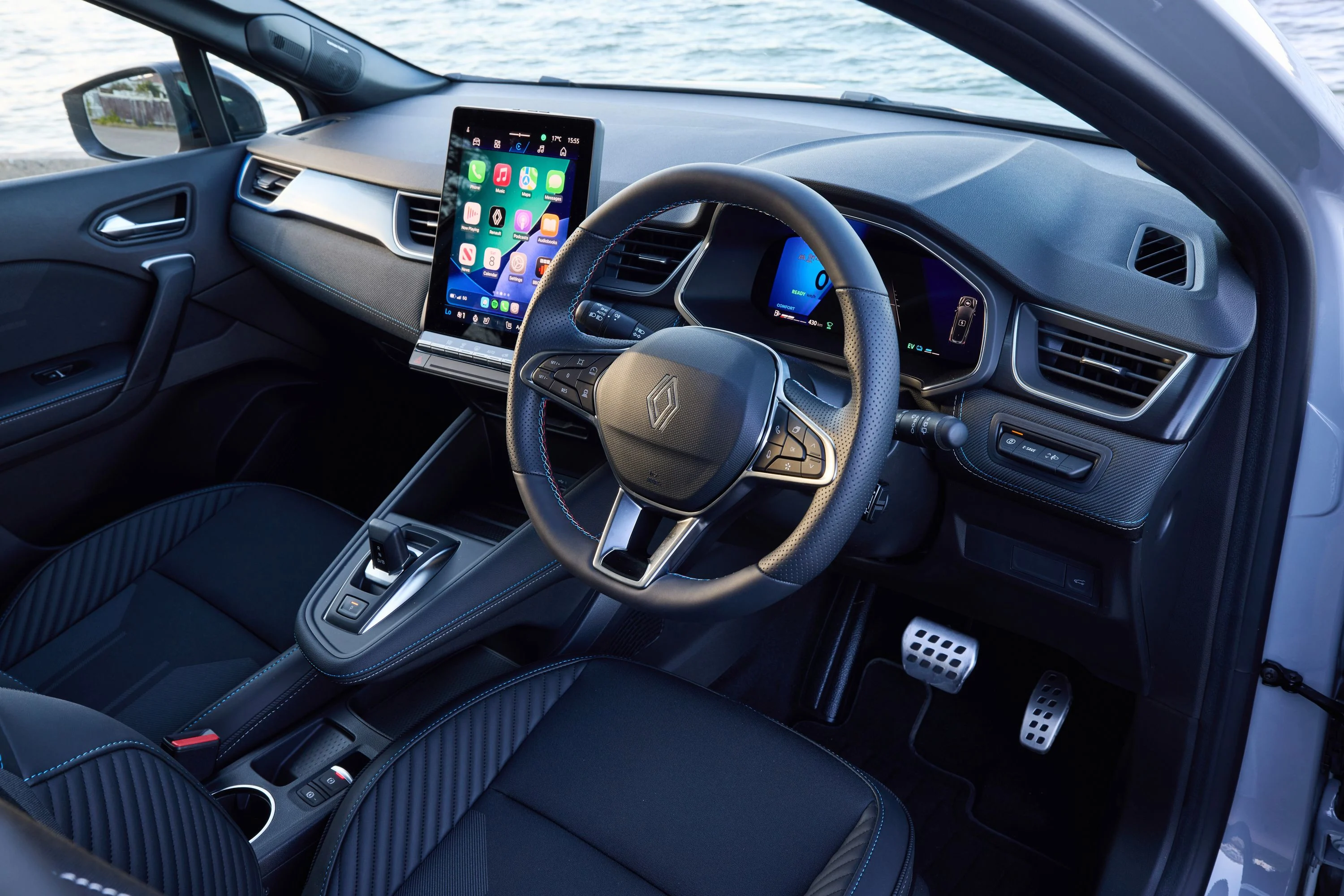 Renault Symbioz 2027 Türkiye’ye Gelecek mi? Hibrit SUV’un Özellikleri Renault Symbioz ön üç çeyrek görünüm