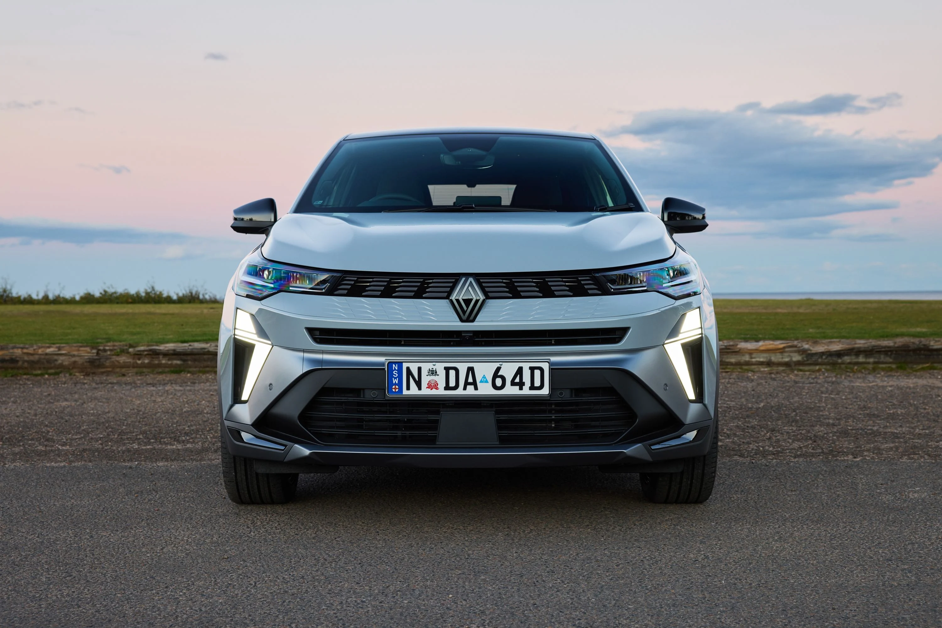 Renault Symbioz 2027 Türkiye’ye Gelecek mi? Hibrit SUV’un Özellikleri Renault Symbioz önden görünüm