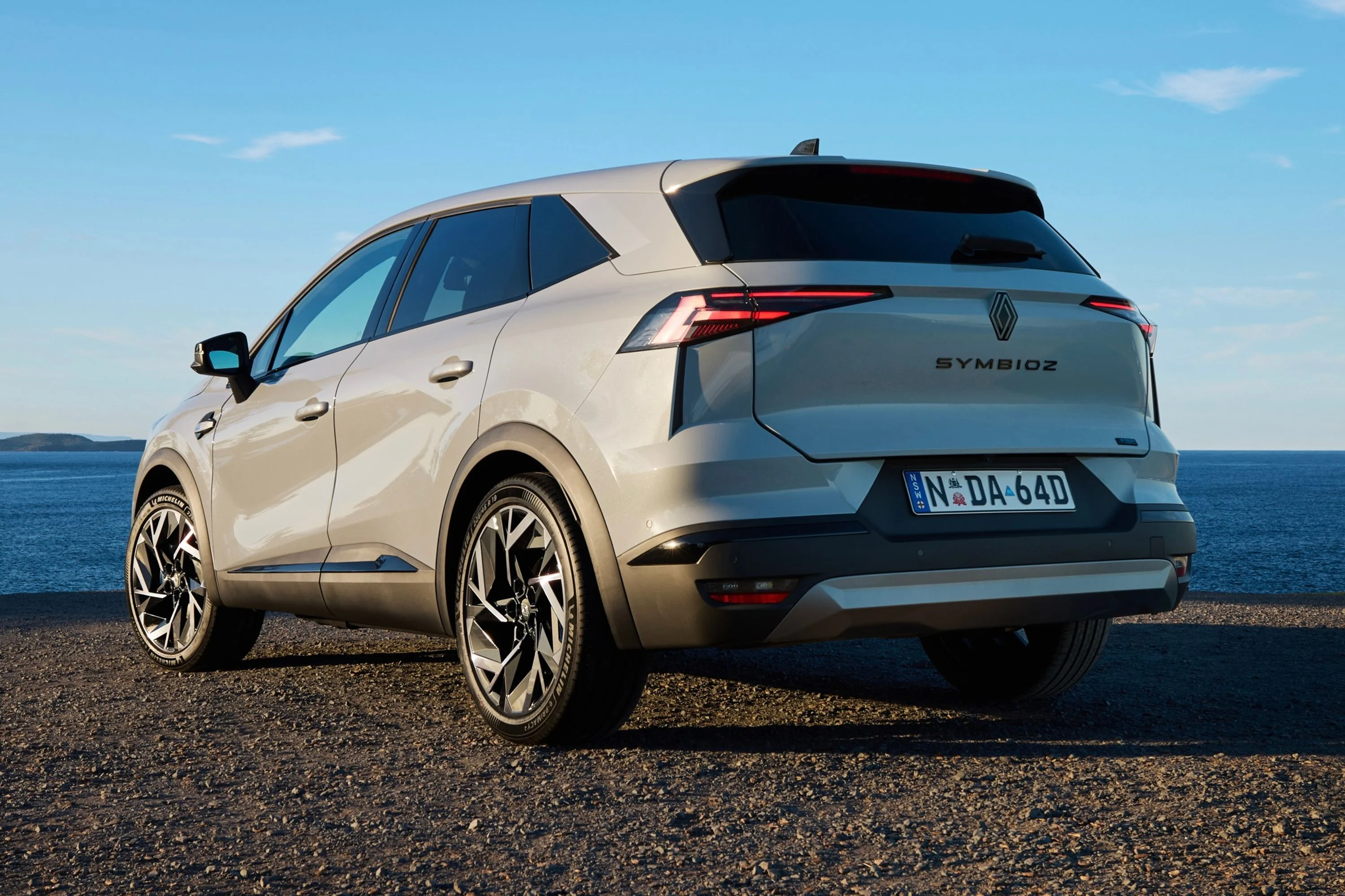 Renault Symbioz 2027 Türkiye’ye Gelecek mi? Hibrit SUV’un Özellikleri Renault Symbioz arkadan üç çeyrek görünüm